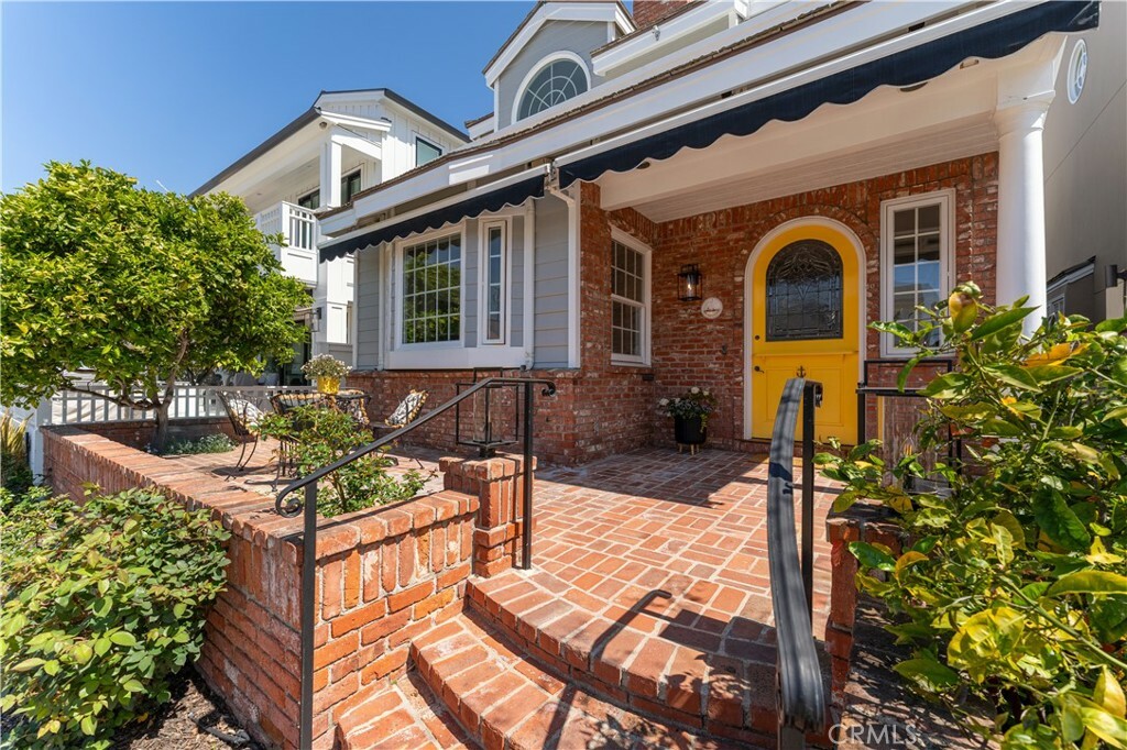 Property Photo:  214 Sapphire Avenue  CA 92662 
