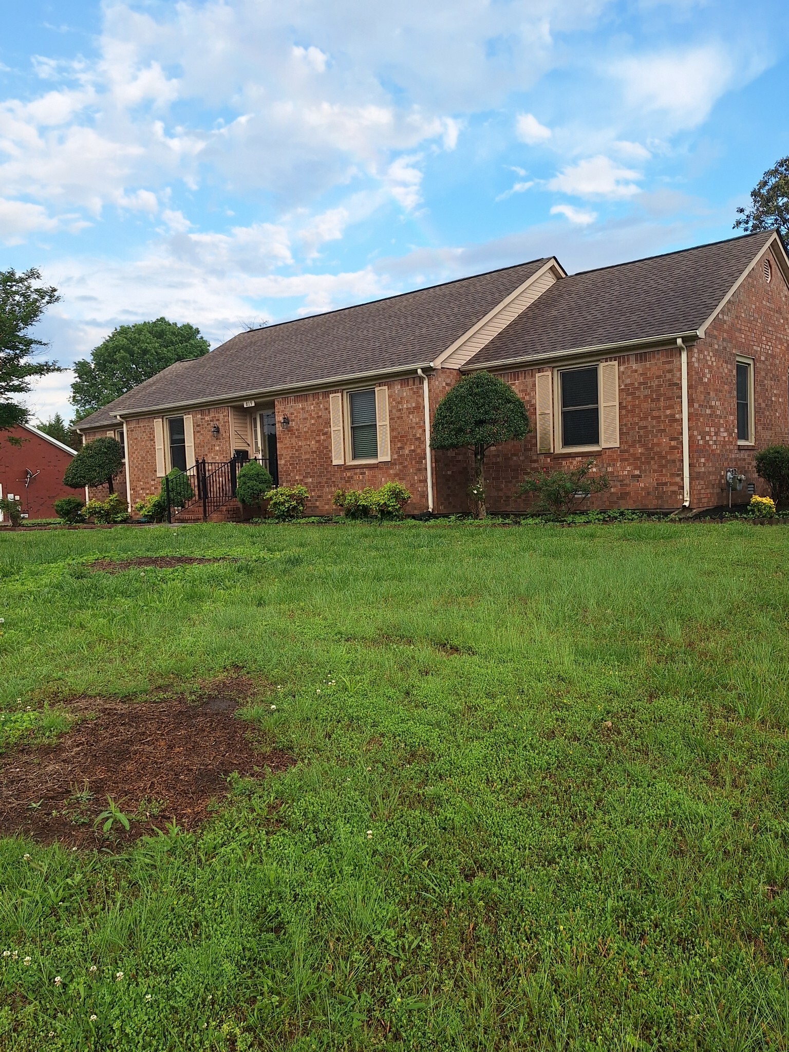 Property Photo: 819 W Thompson Ln TN 37129