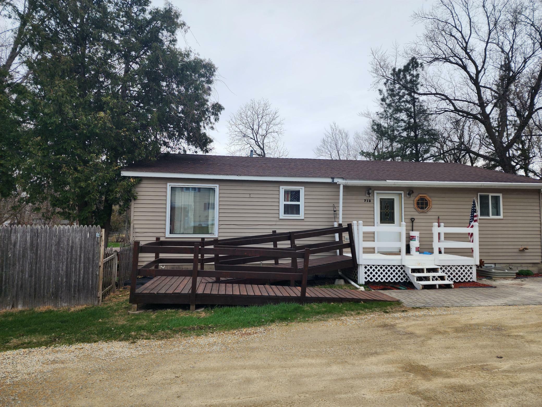 Property Photo: 713 Home Street MN 55946