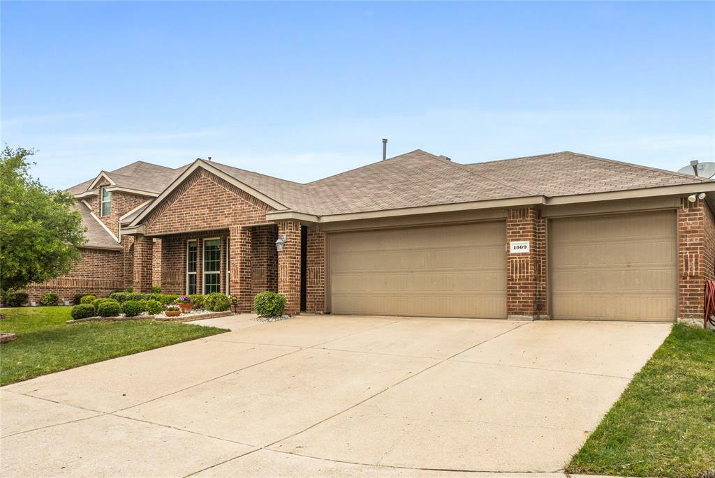 Property Photo: 1009 Mercury Drive TX 75166