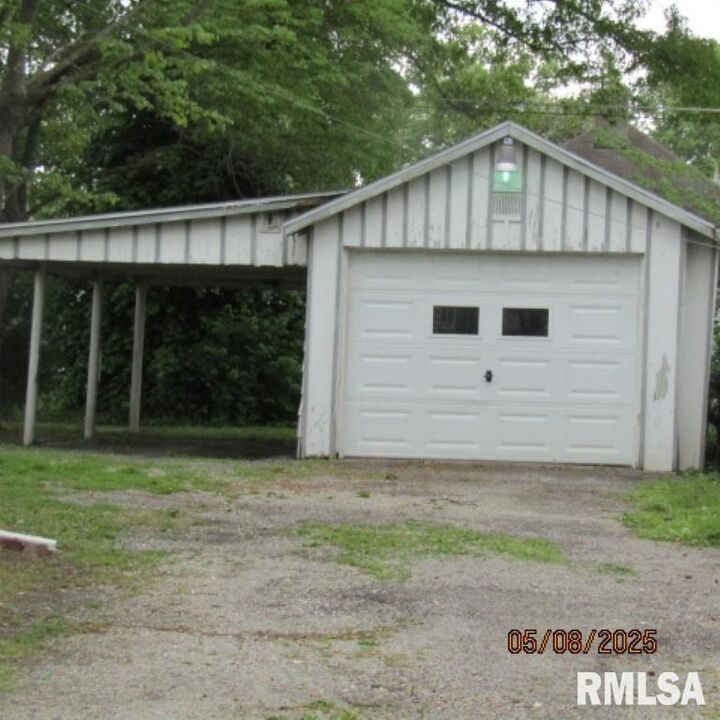 Property Photo: 1106 E St Louis Street IL 62896