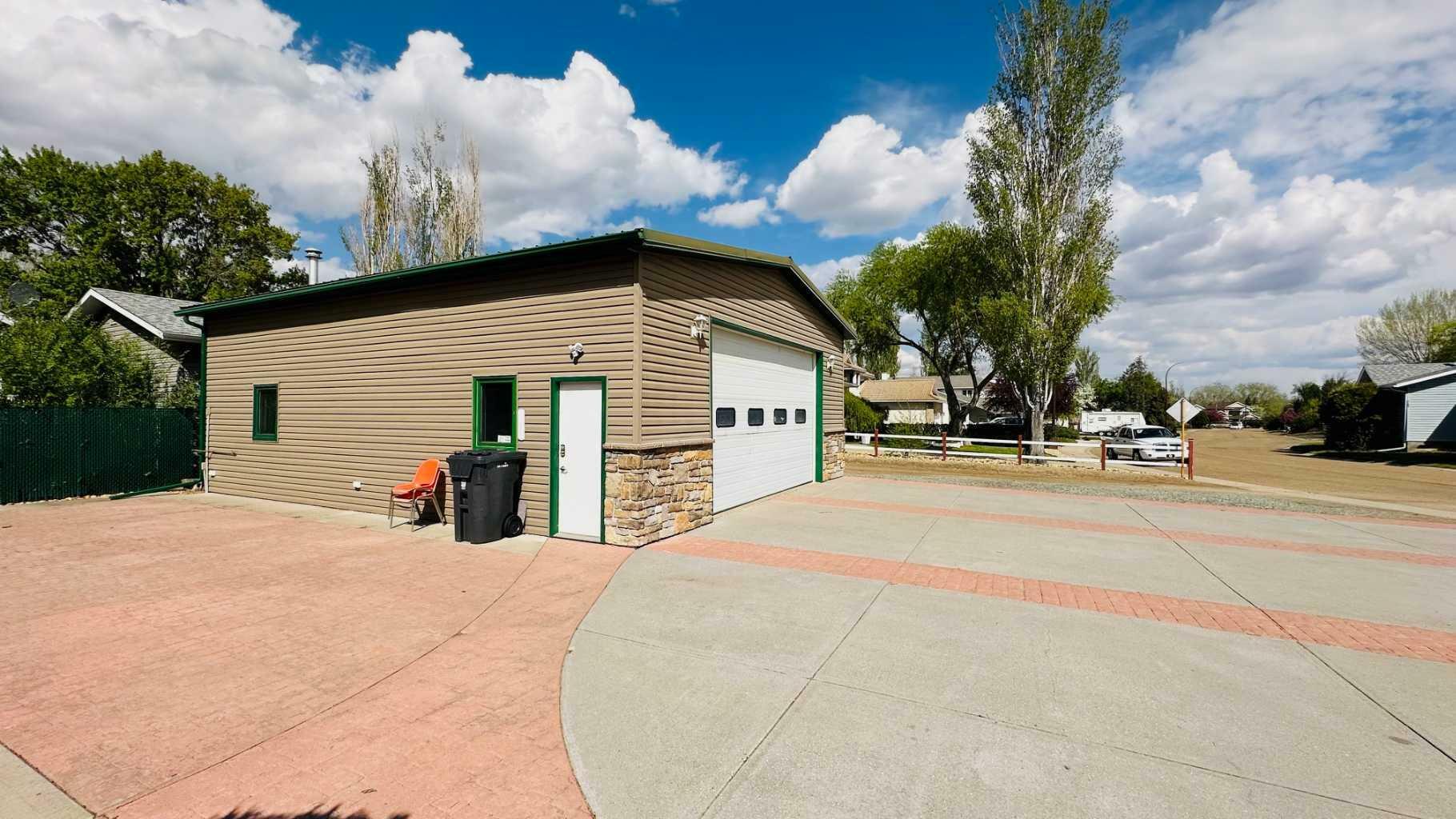 Property Photo: 98 12 Street West AB T0J 0Y2