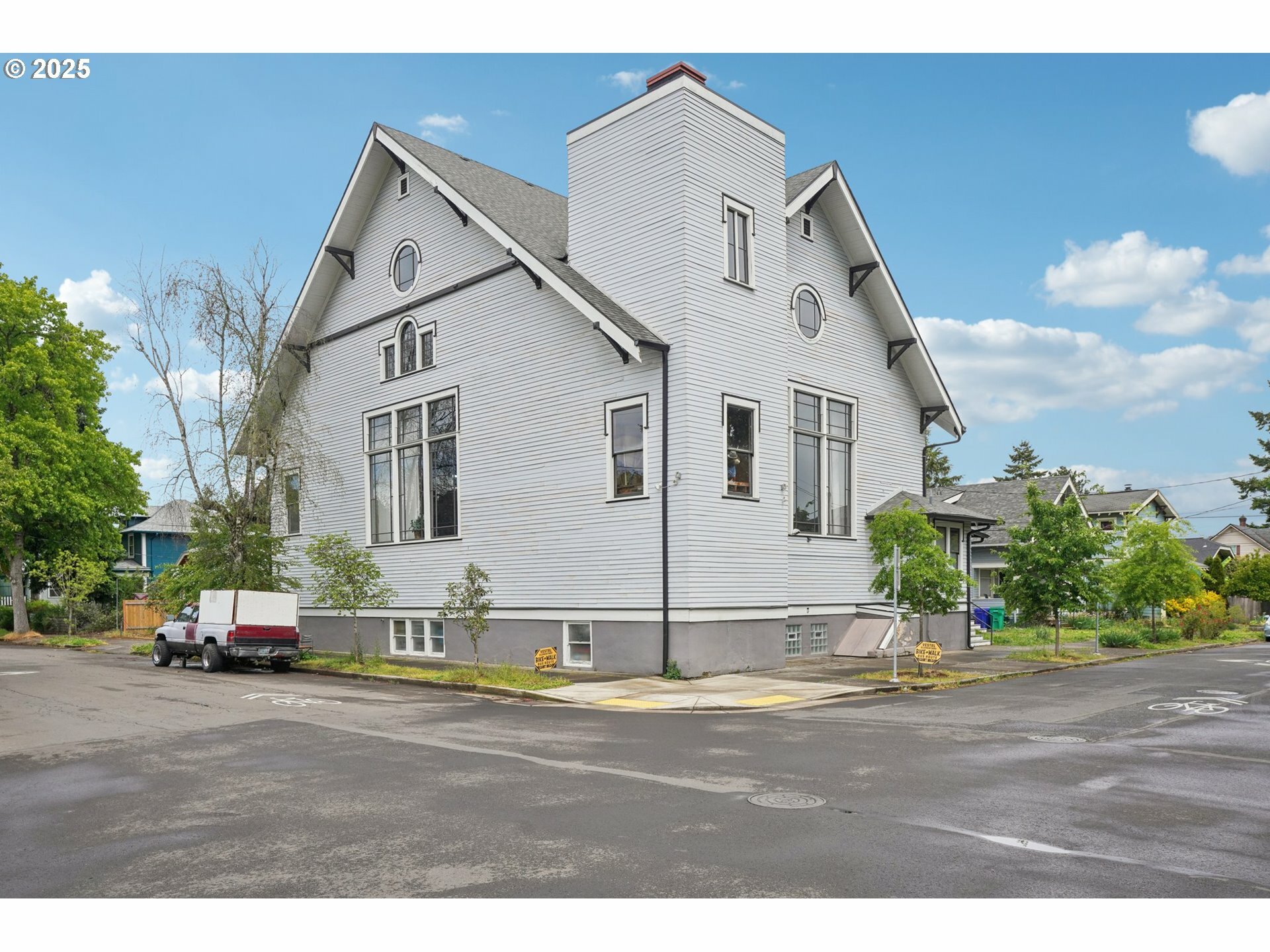 Property Photo: 7809 NE Everett St OR 97213