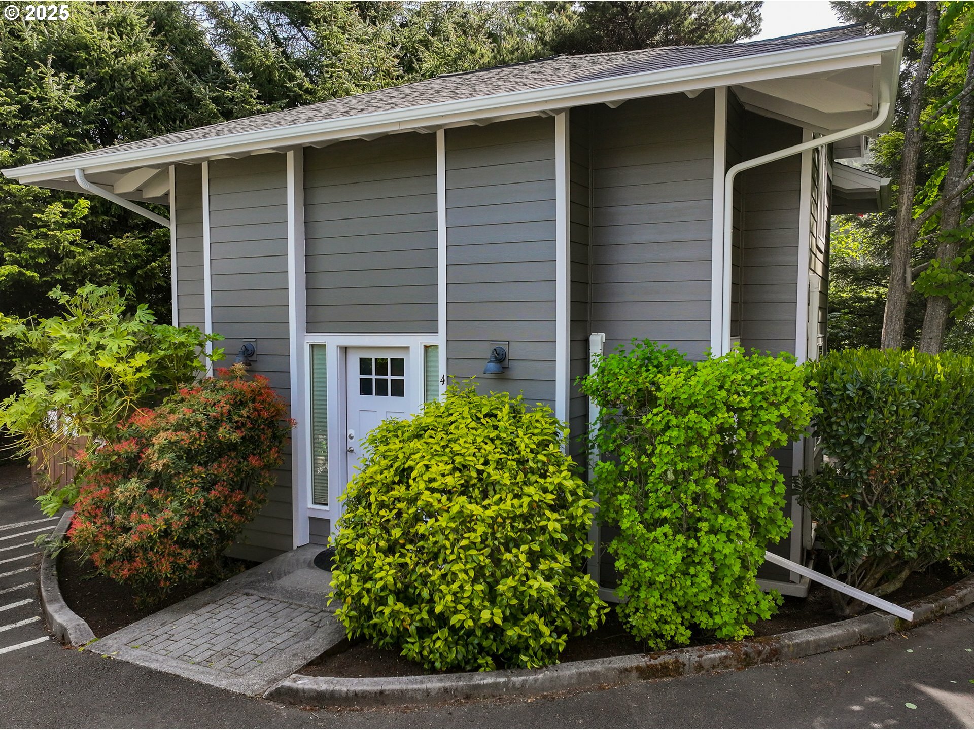 Property Photo:  160 E Siuslaw St 4  OR 97110 