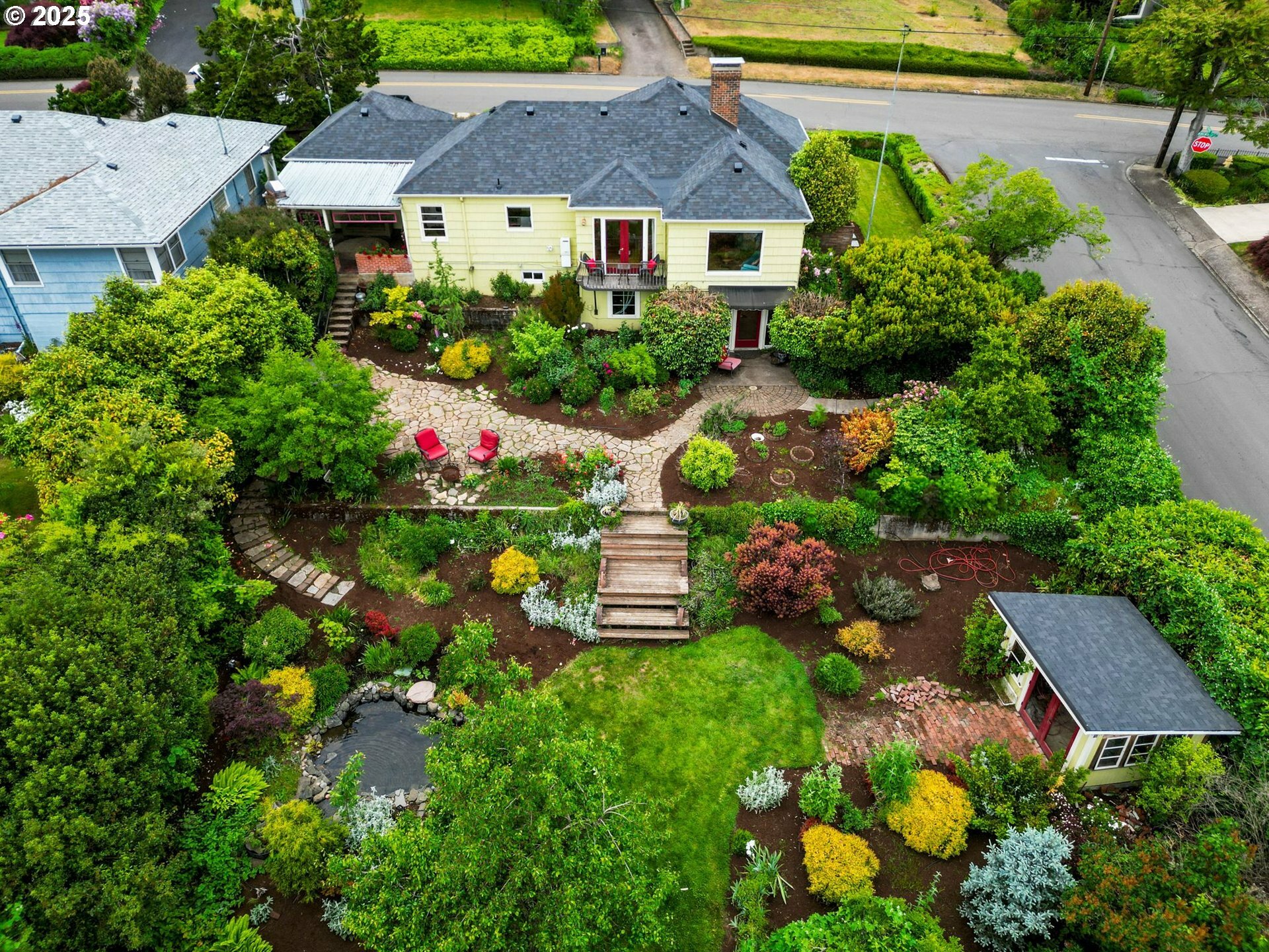 Property Photo: 828 Kingwood Dr NW OR 97304