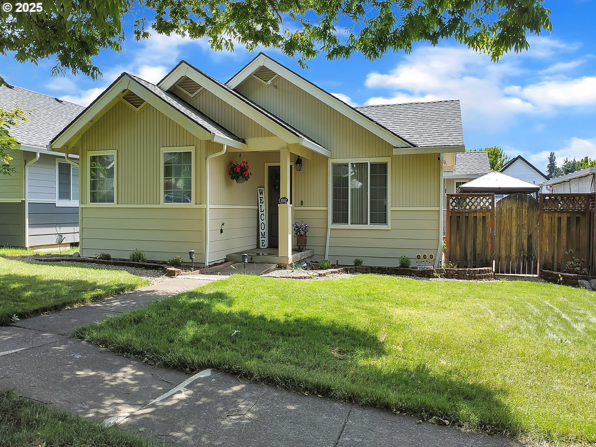 Property Photo: 1012 E Foothills Dr OR 97132