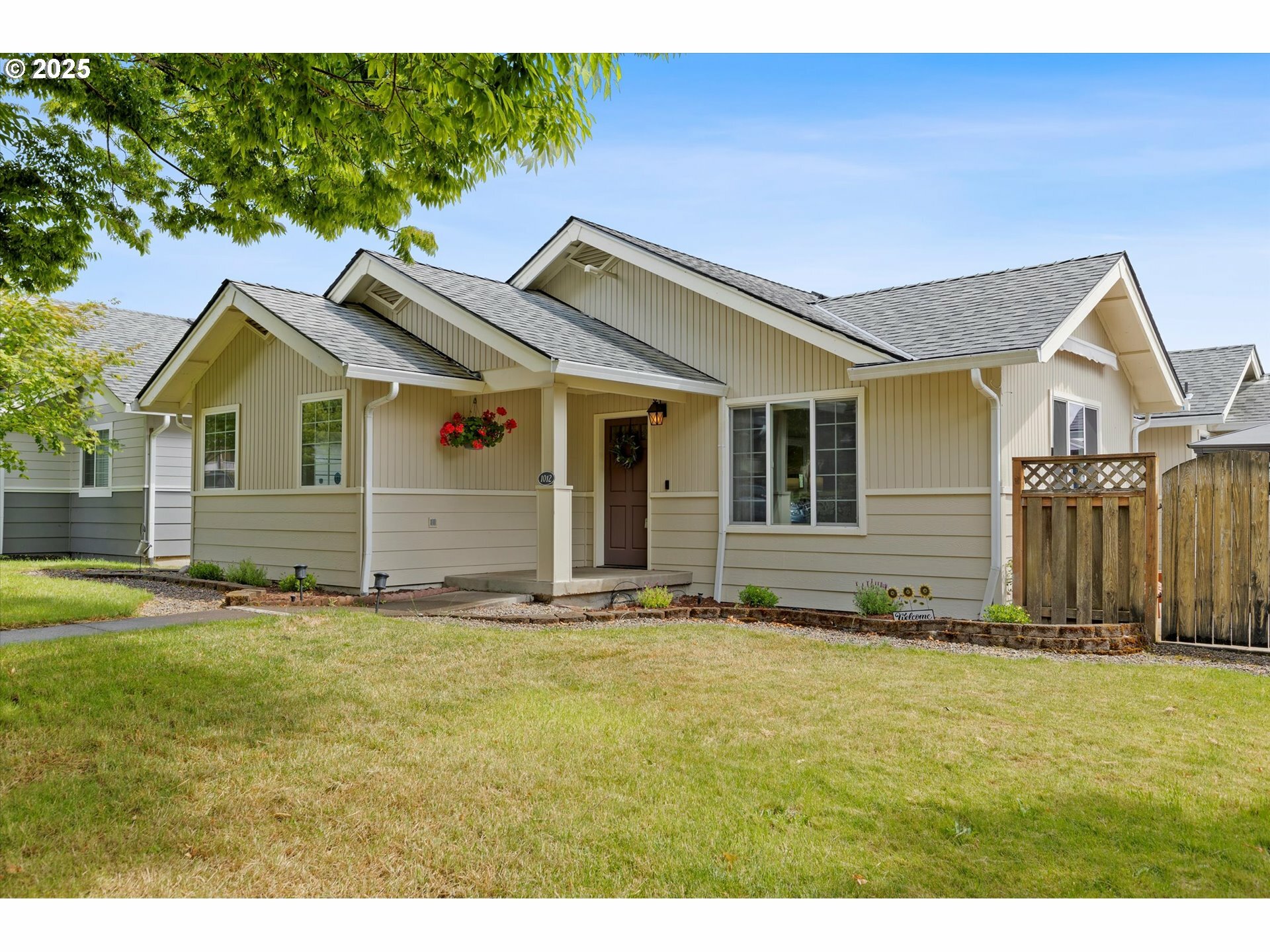 Property Photo: 1012 E Foothills Dr OR 97132