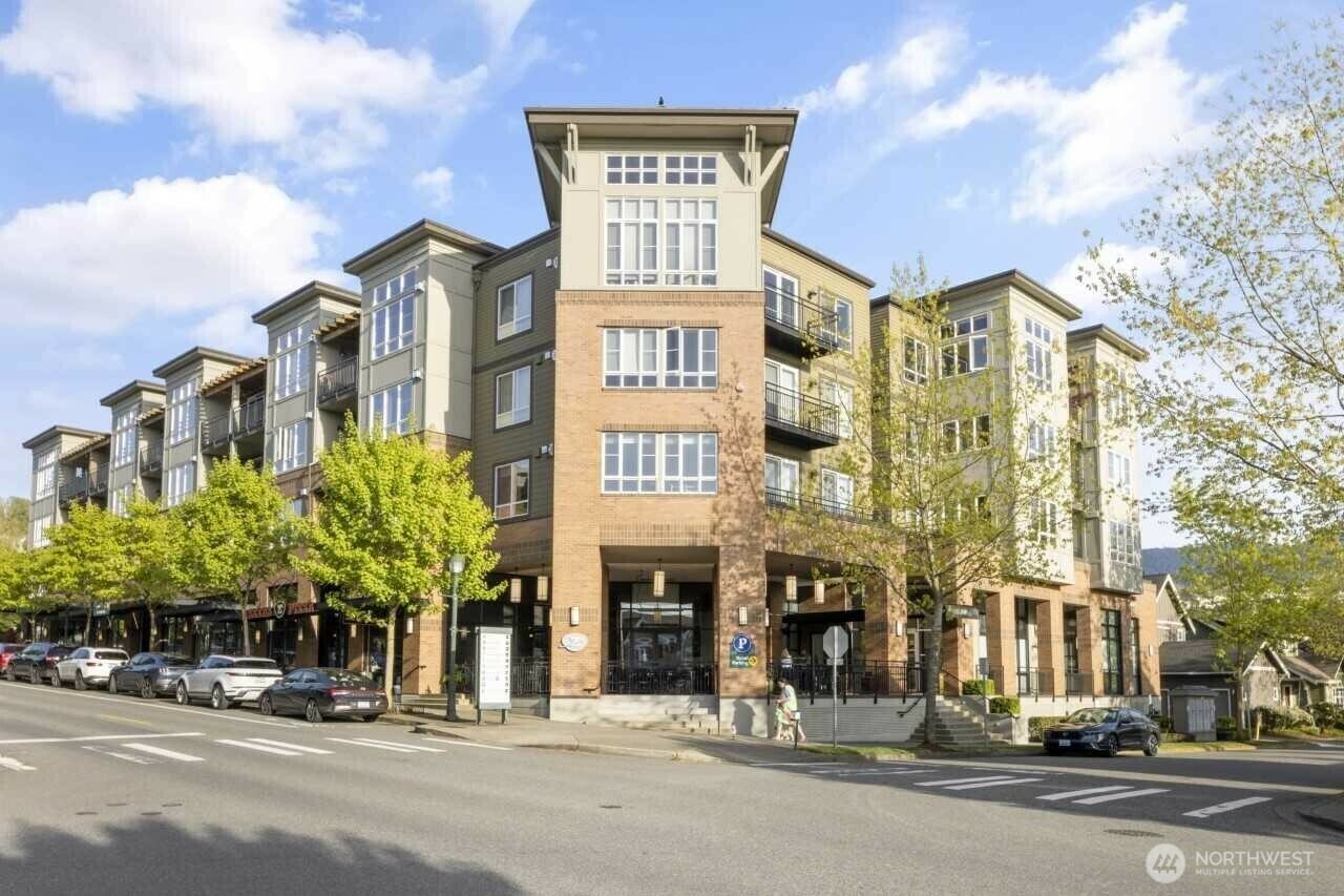 Property Photo:  1840  25th Avenue NE 308  WA 98029 