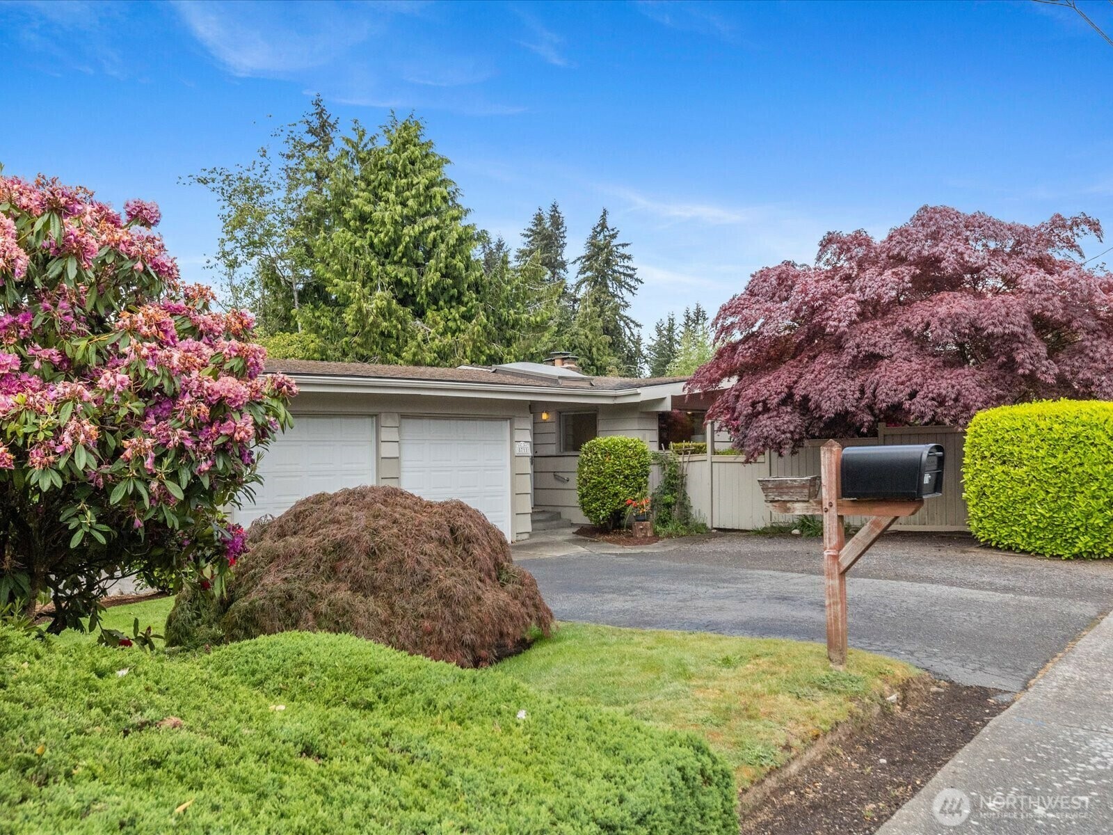 Property Photo: 8711 Bowdoin Way WA 98026