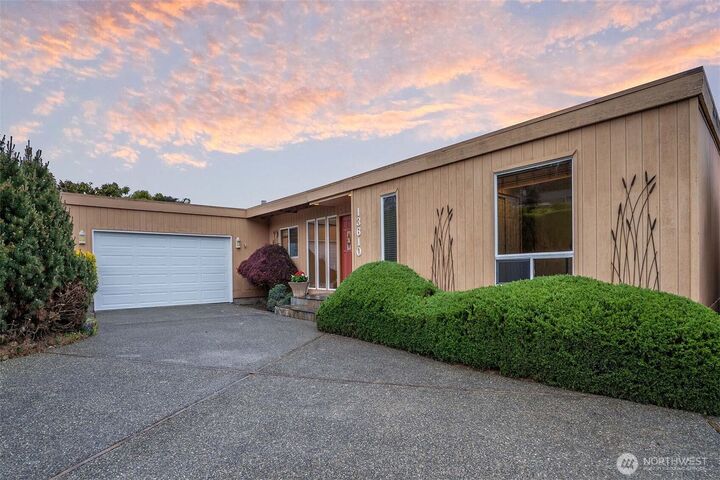 Property Photo:  13610  Somerset Lane SE  WA 98006 