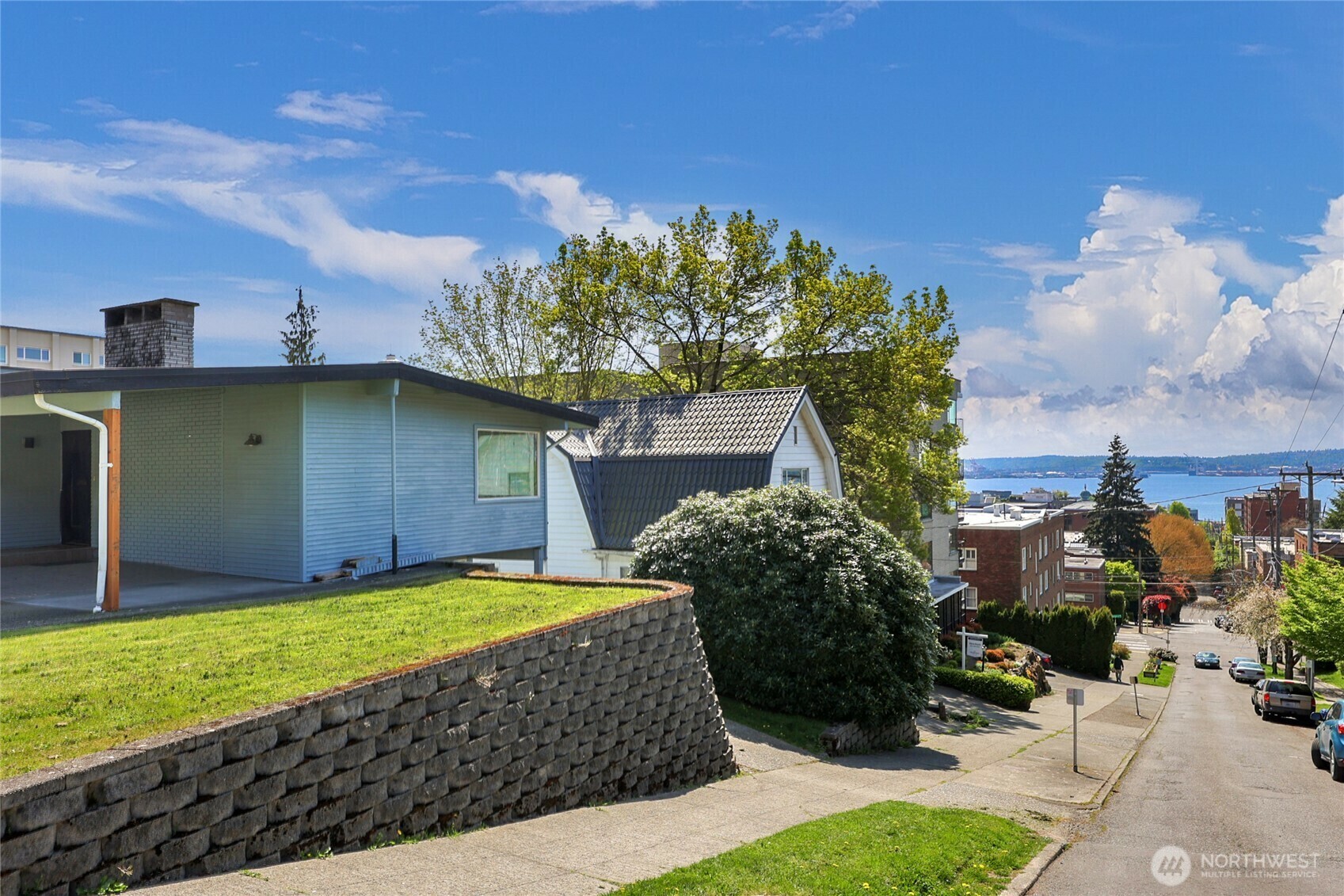 Property Photo: 924 3rd Avenue W WA 98119