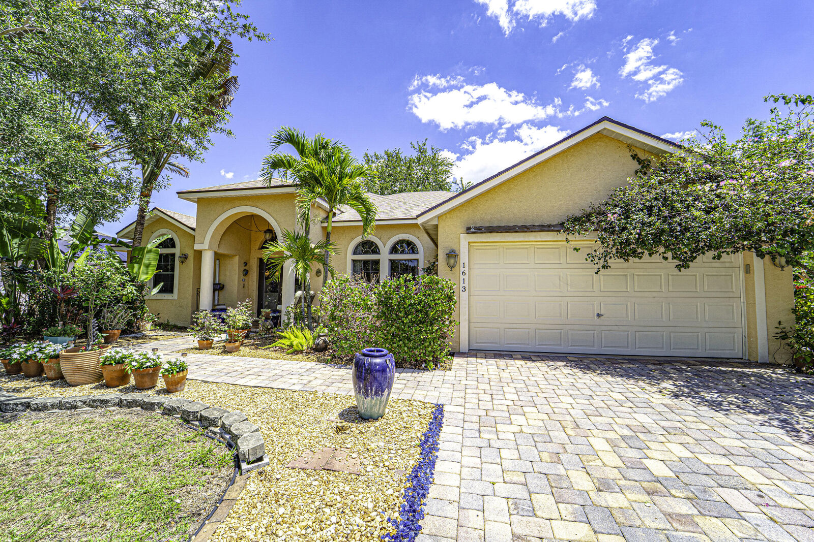 Property Photo:  1613 SW Cecelia Lane  FL 34953 