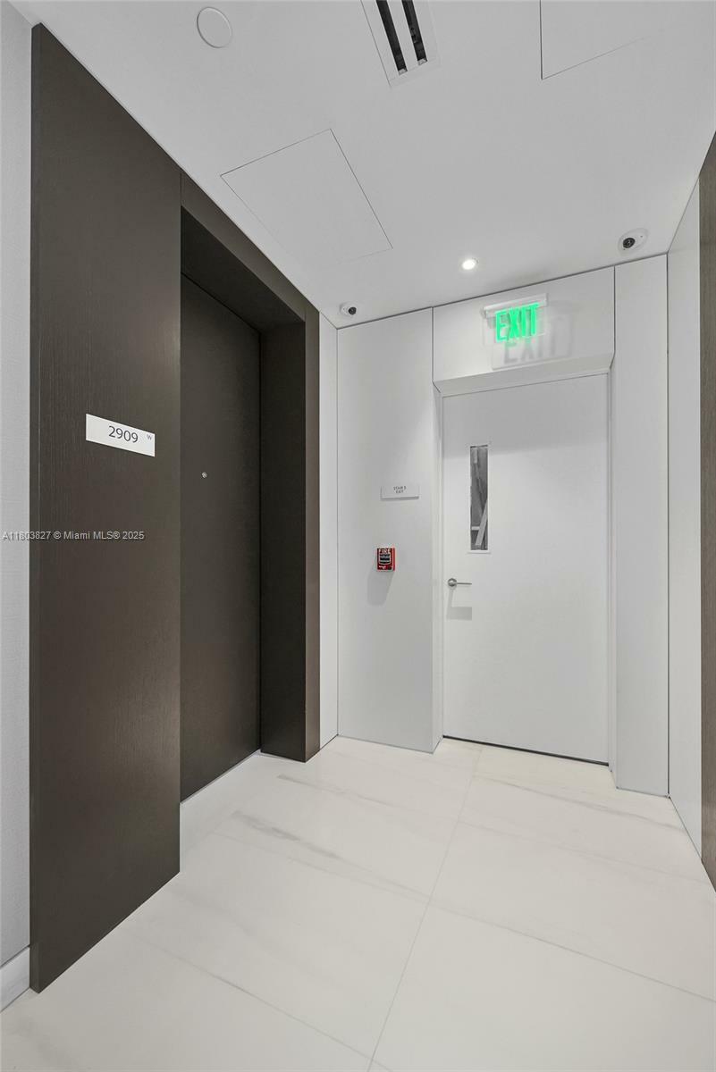 Property Photo:  300 Biscayne Blvd Way 2909  FL 33131 