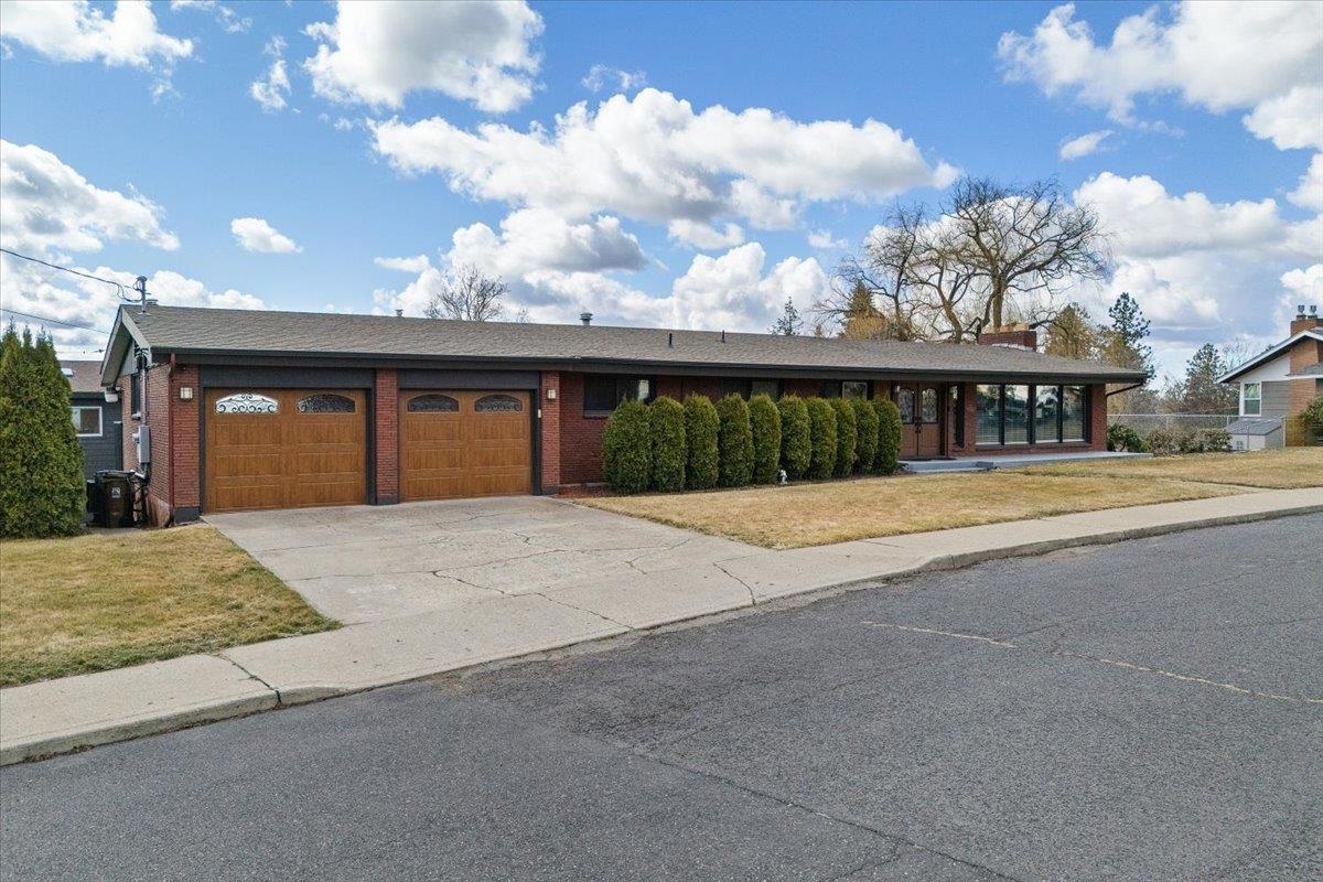 Property Photo: 2311 W Wedgewood Ave WA 99208