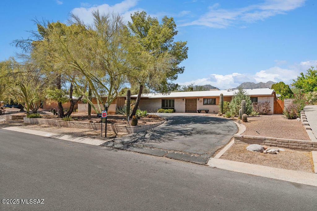 Property Photo: 7431 E Sabino Vista Drive AZ 85750