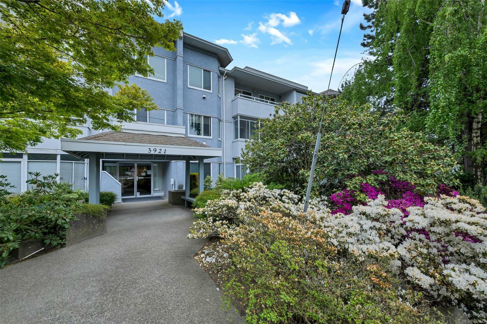 Property Photo: 3921 Shelbourne St 211 BC V8P 4H9