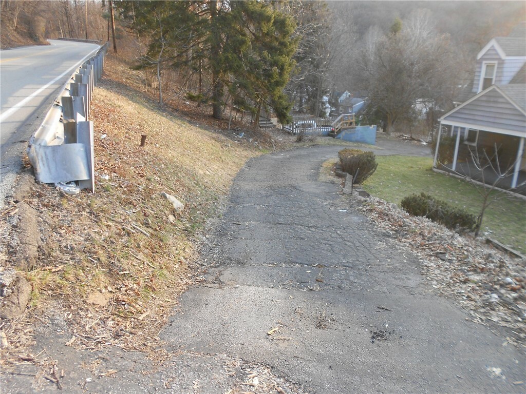 Property Photo: 939 Middle Rd PA 15223