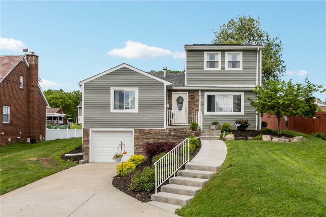 Property Photo: 218 Pearl Dr PA 15068