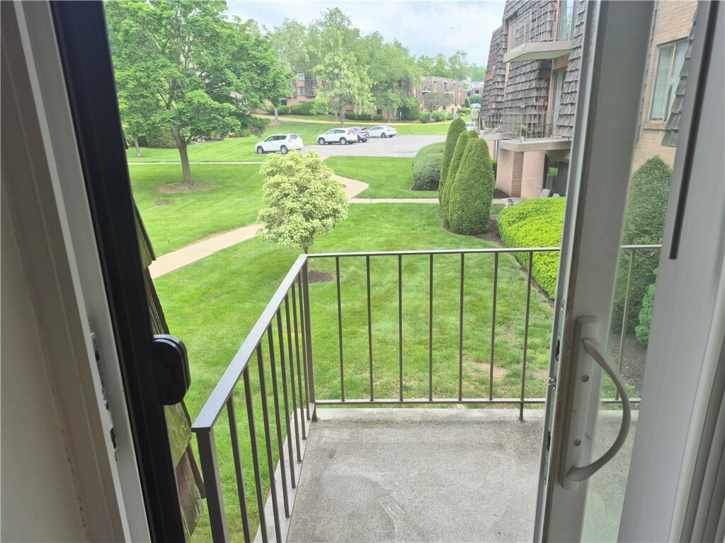 Property Photo: 1621 Forest Green Dr PA 15108