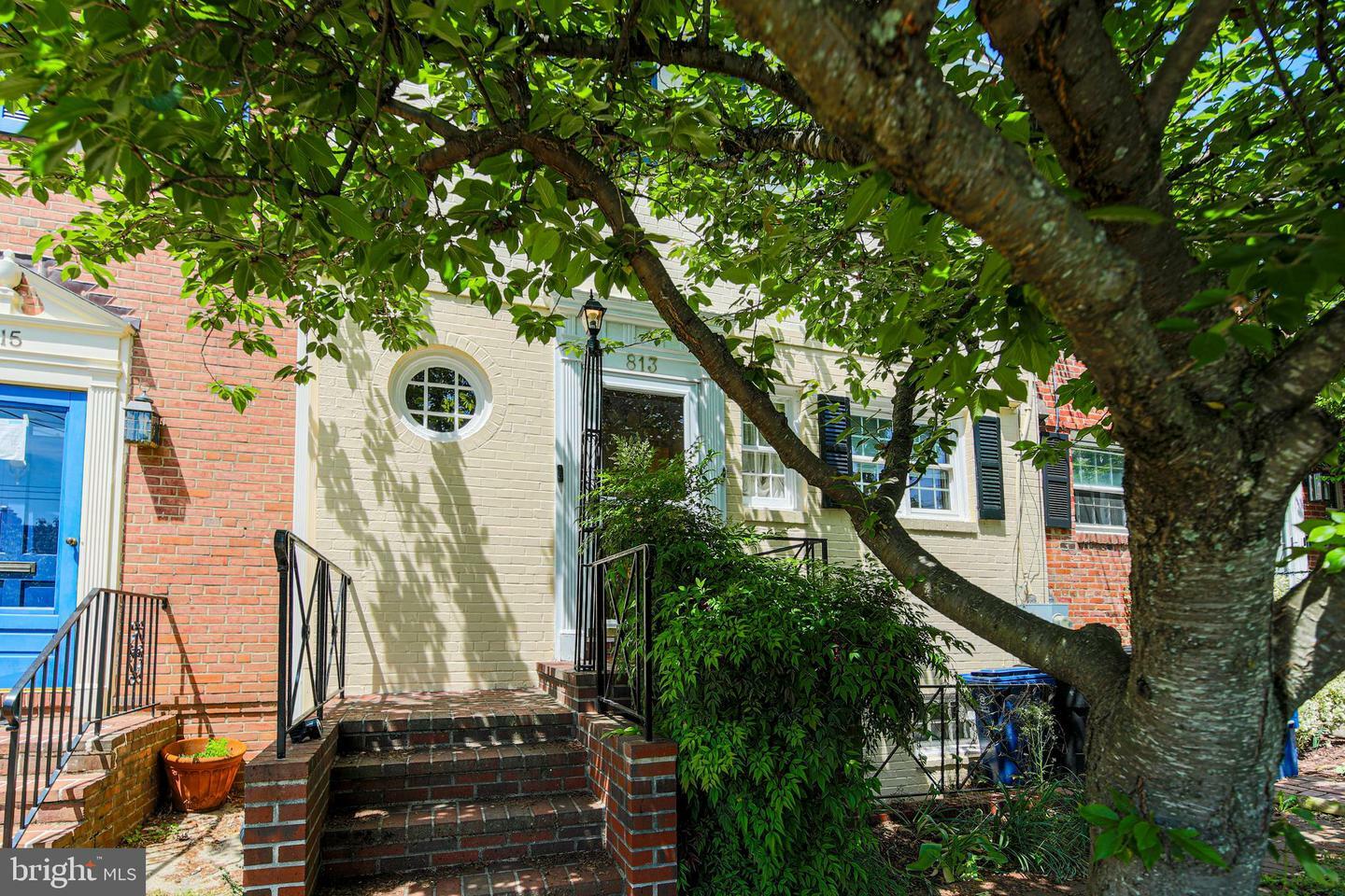 Property Photo: 813 S Fairfax Street VA 22314