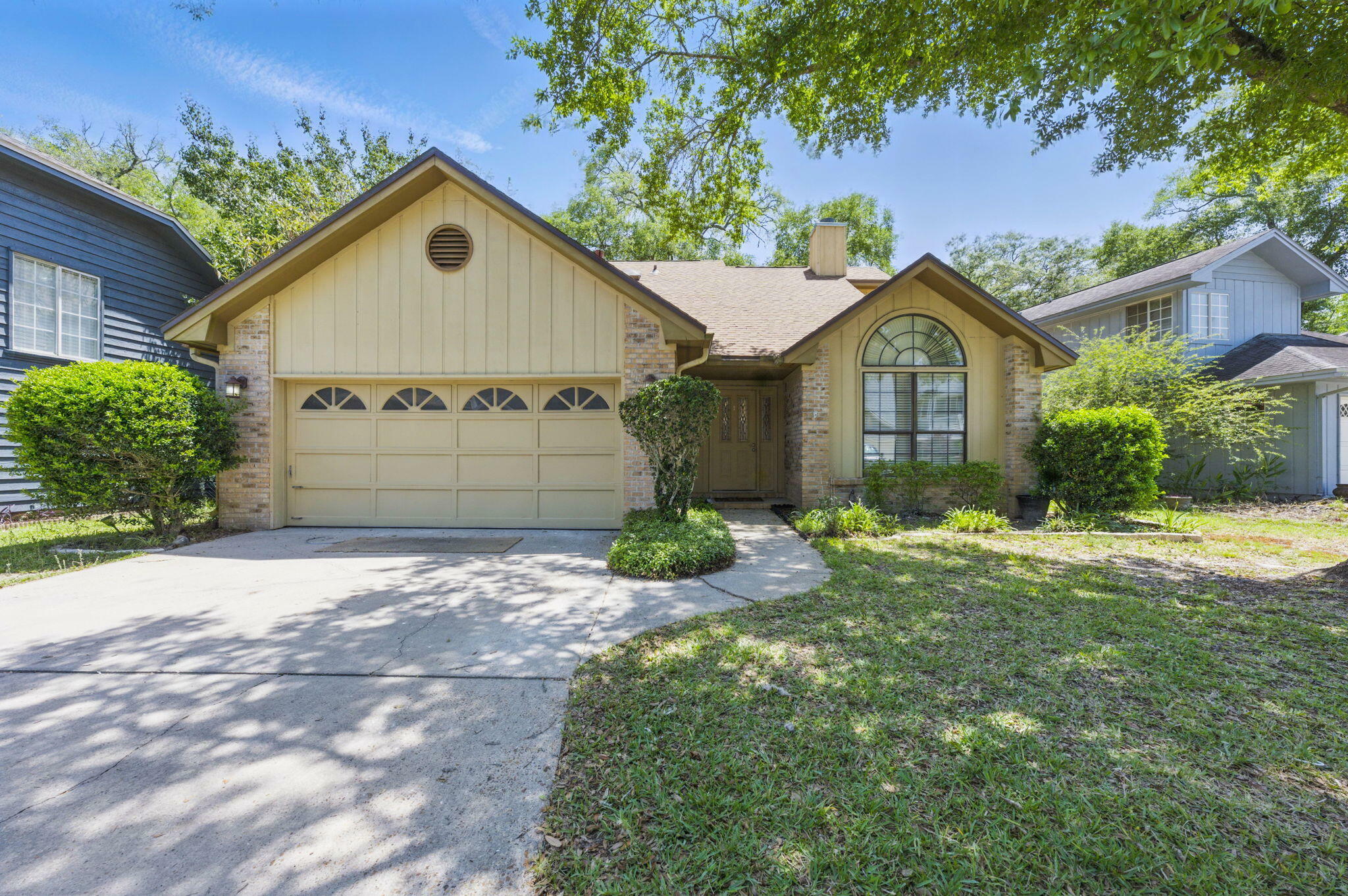Property Photo: 1405 Ariel Lane FL 32547