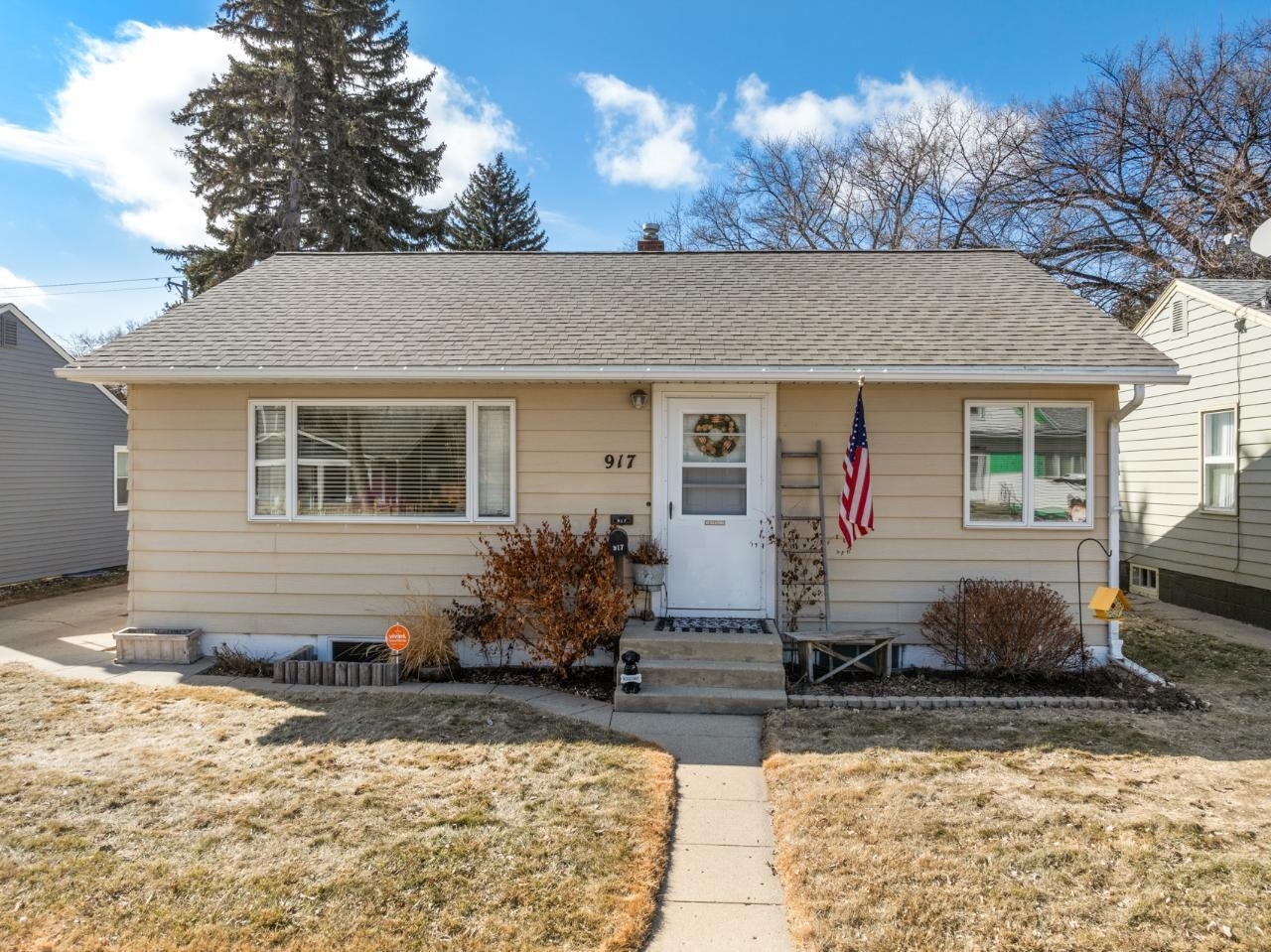 Property Photo: 917 17th St NW ND 58703