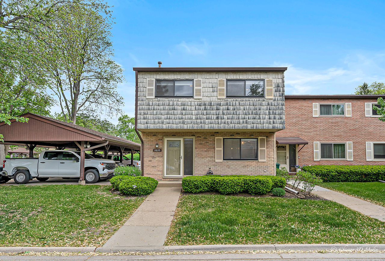 Property Photo:  1610 Chippewa Trail  IL 60090 