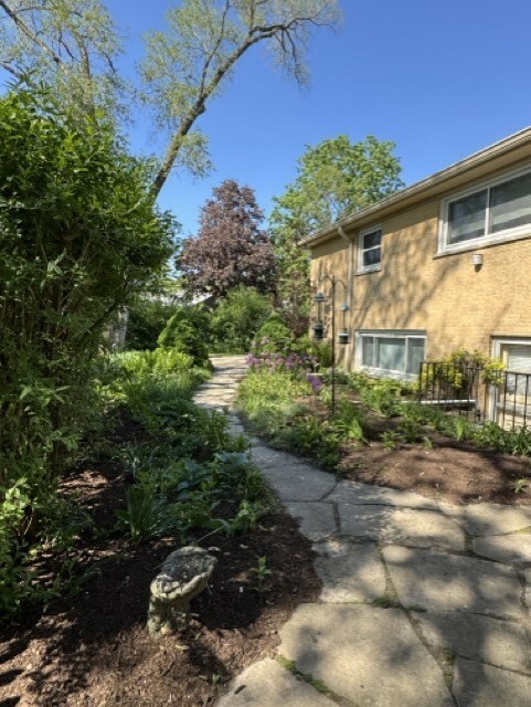 Property Photo:  1706 Elm Avenue  IL 60062 