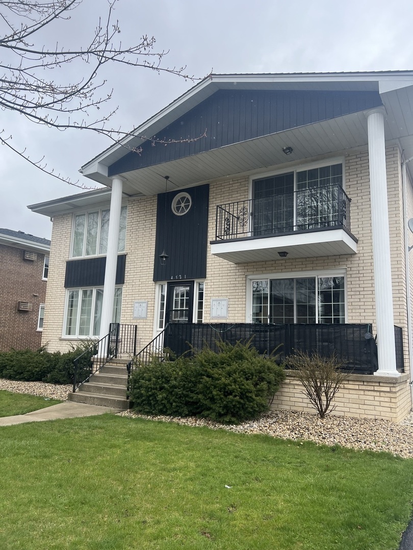 Property Photo: 4521 Maple Avenue 1S IL 60513