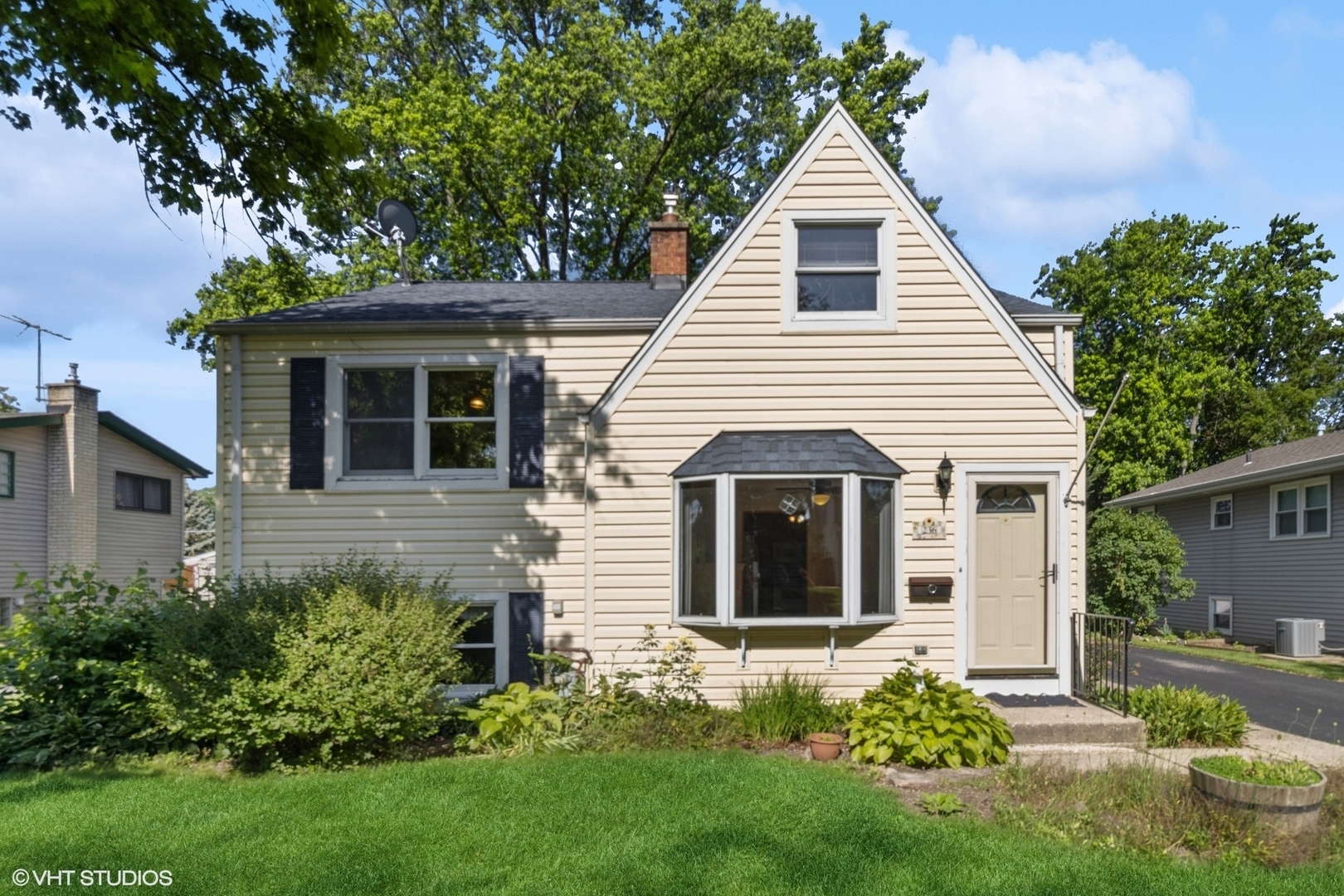 Property Photo: 236 S Edgewood Avenue IL 60148