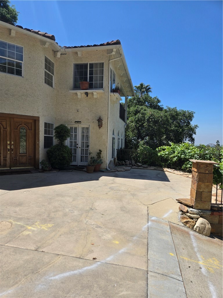 Property Photo:  2 Bradbury Hills Road  CA 91008 