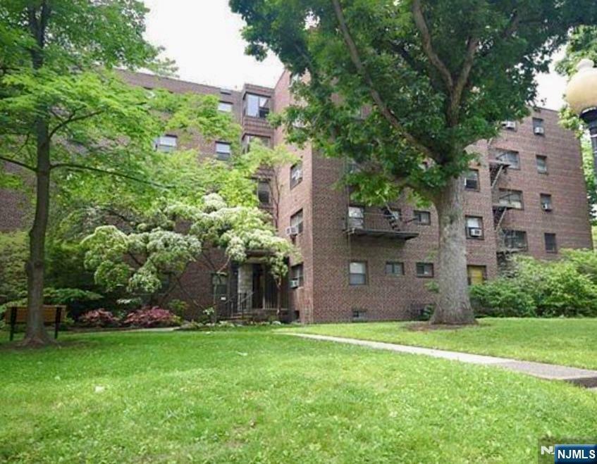 Property Photo: 400 Park Place 1A NJ 07024