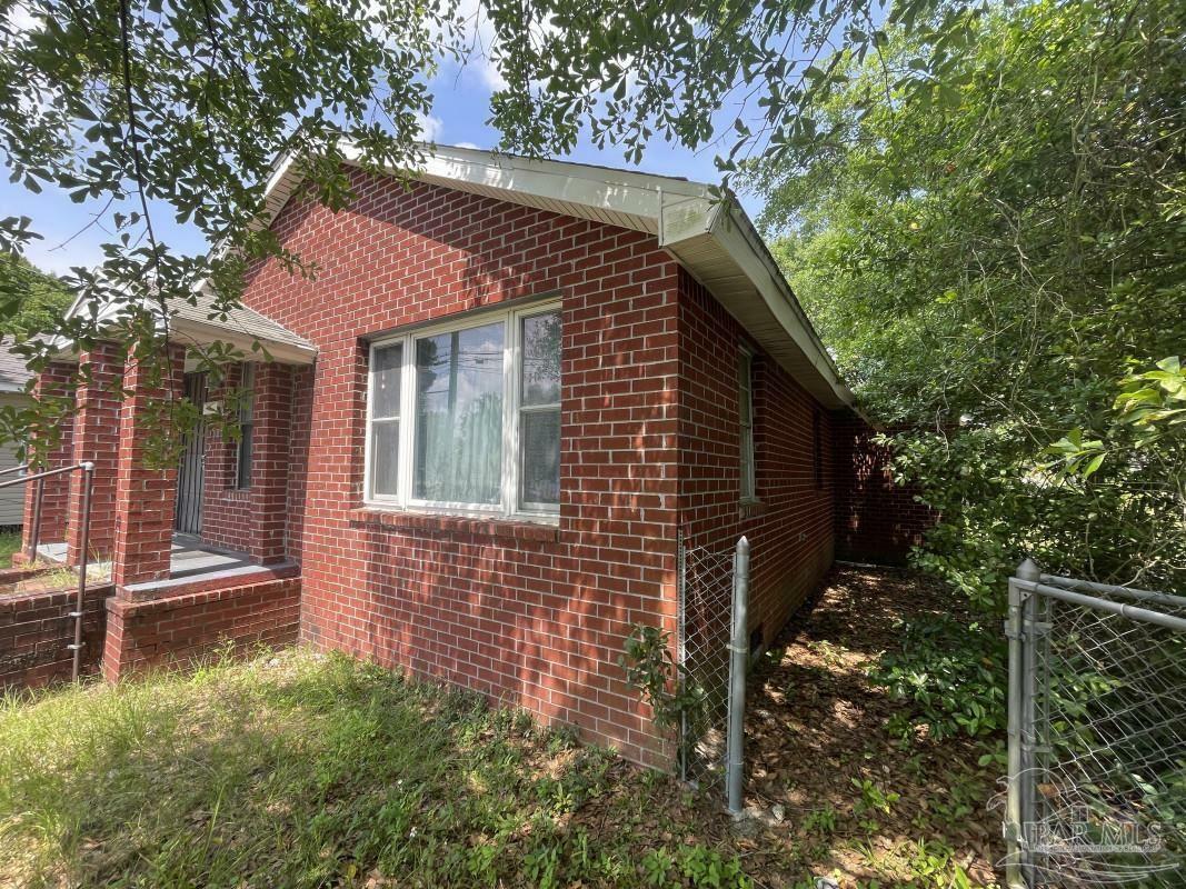 Property Photo: 1500 N Hayne St FL 32503