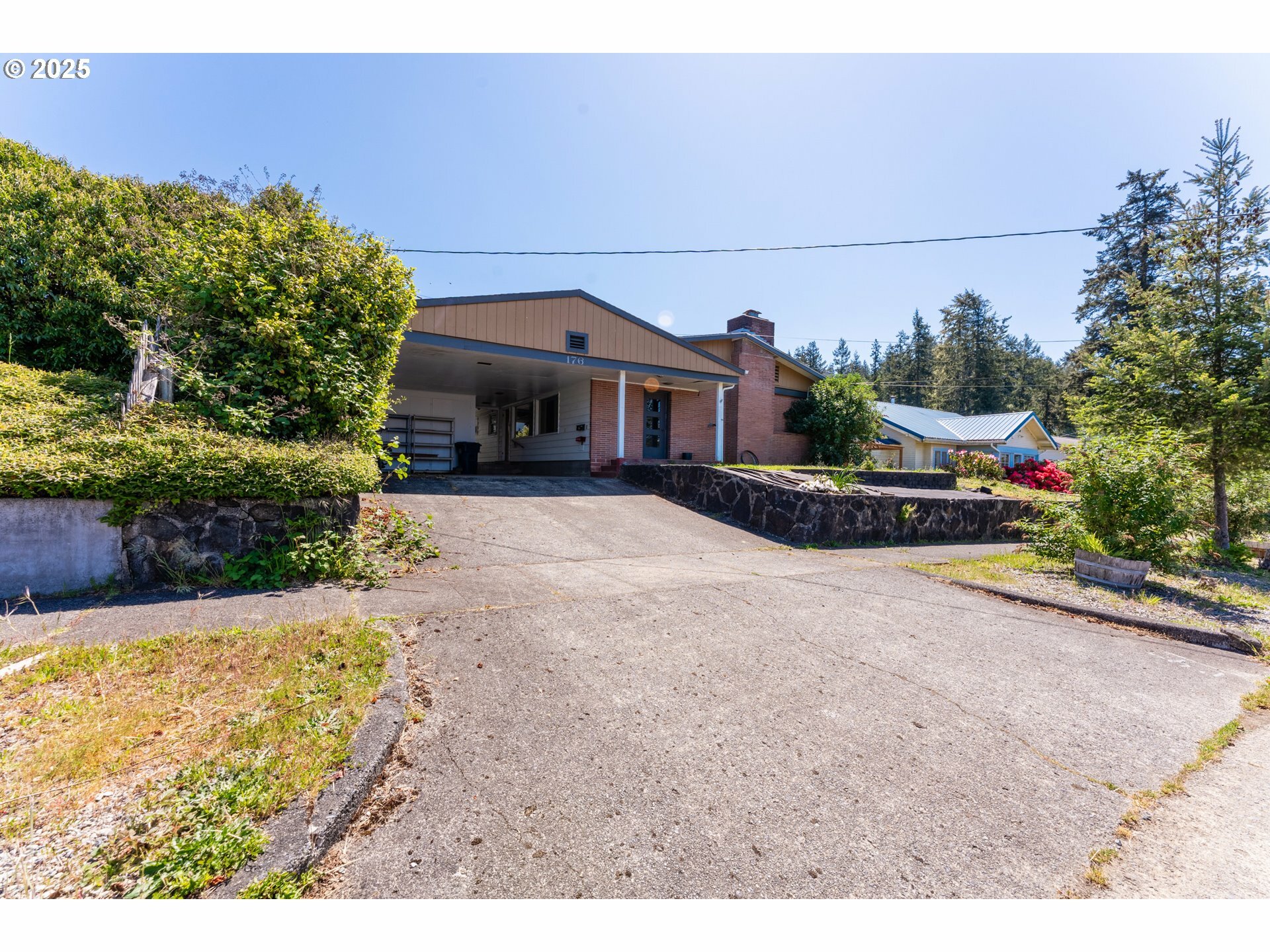Property Photo: 176 N Henry St OR 97423