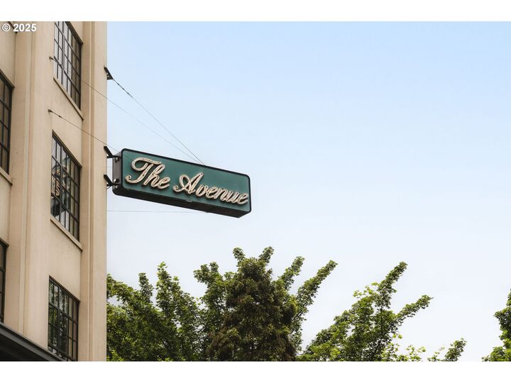 Property Photo:  1400 NW Irving St 616  OR 97209 