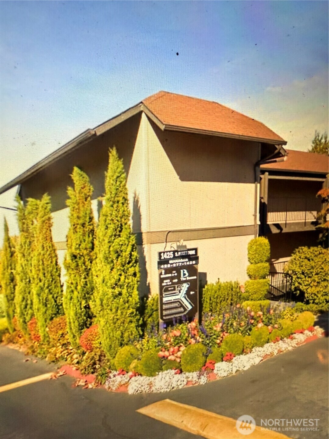 Property Photo: 1425 S Puget Drive 101 WA 98055