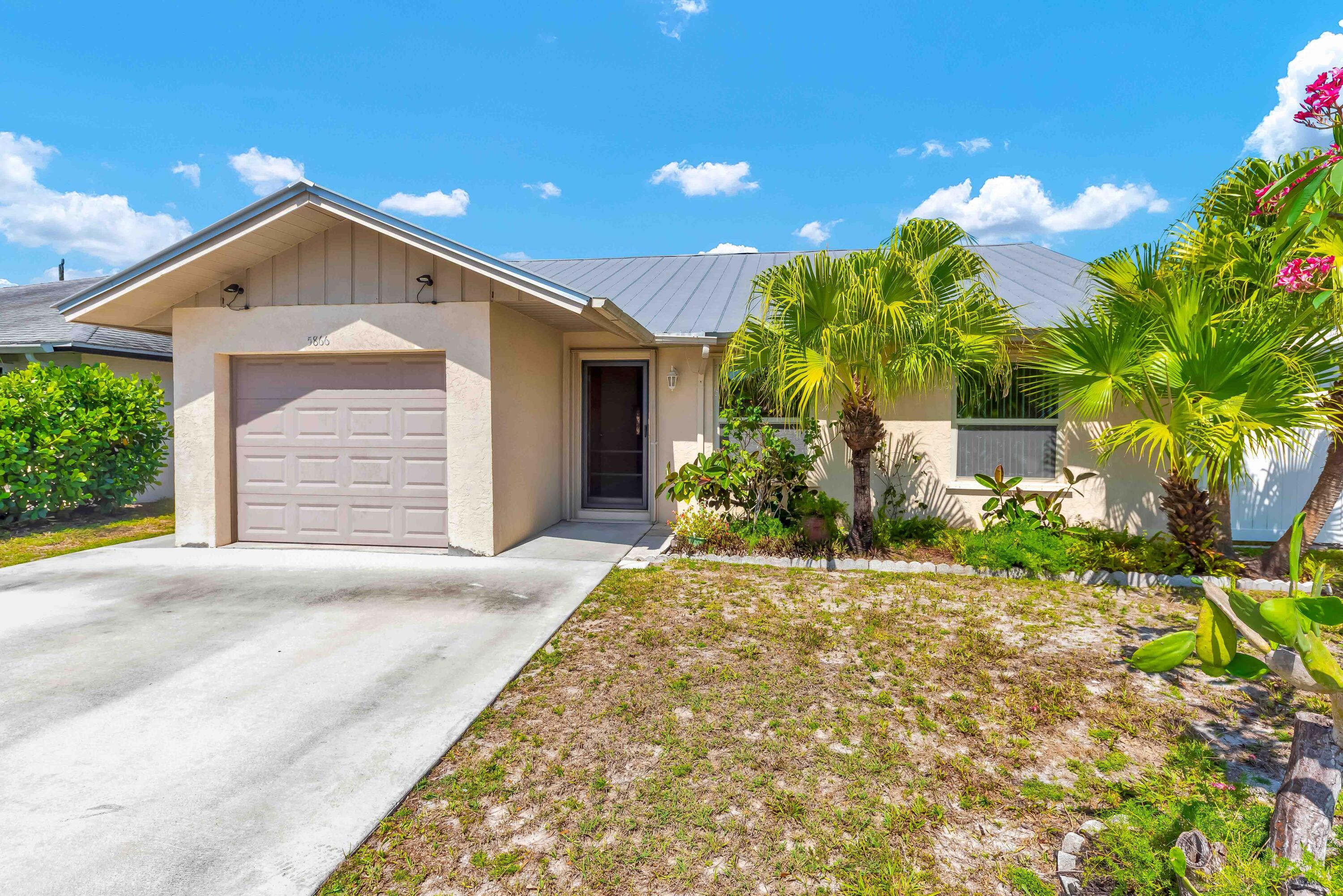 Property Photo: 5866 SE Wilsie Drive FL 34997