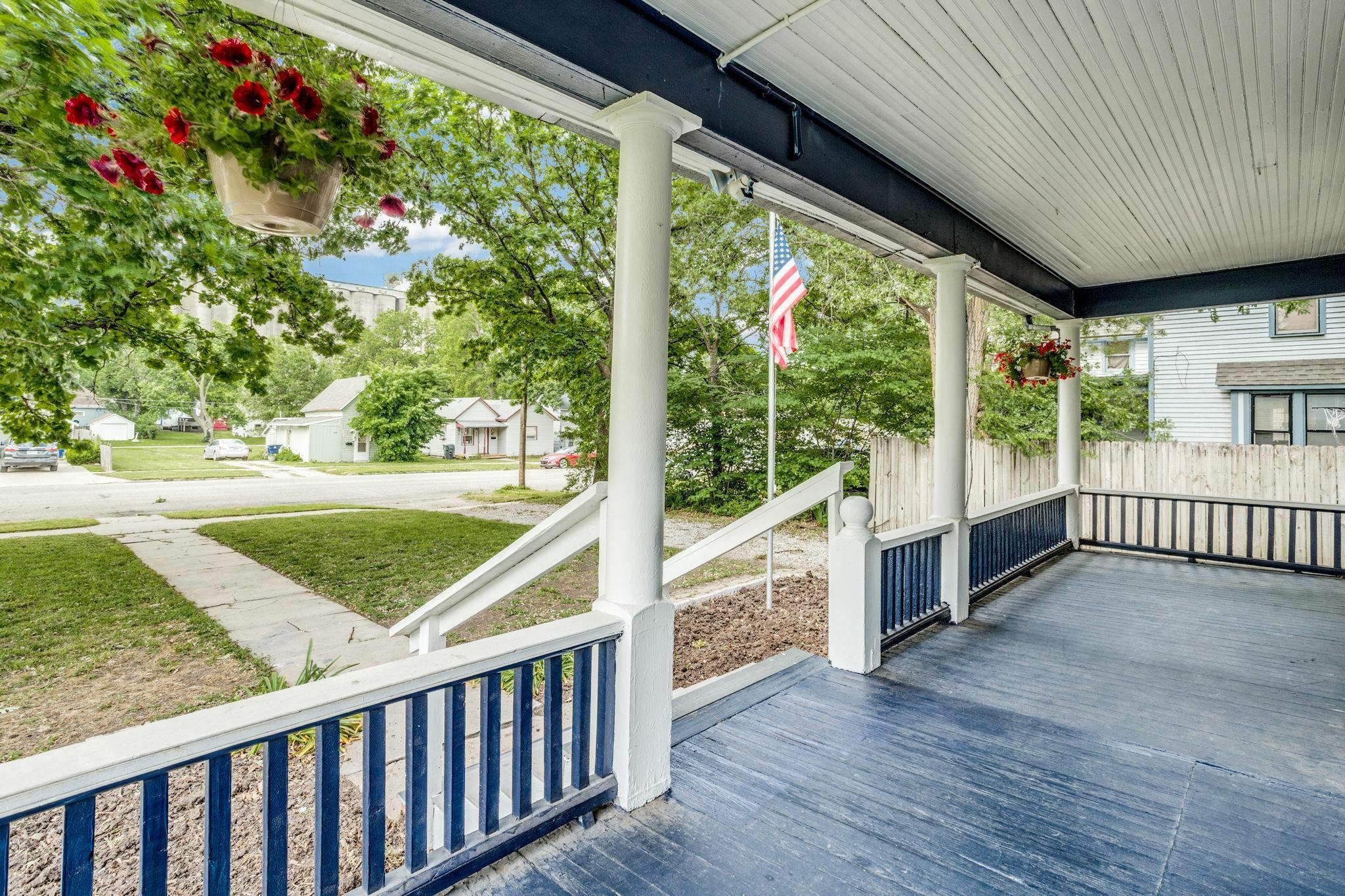 Property Photo: 328 E 8th St KS 67114
