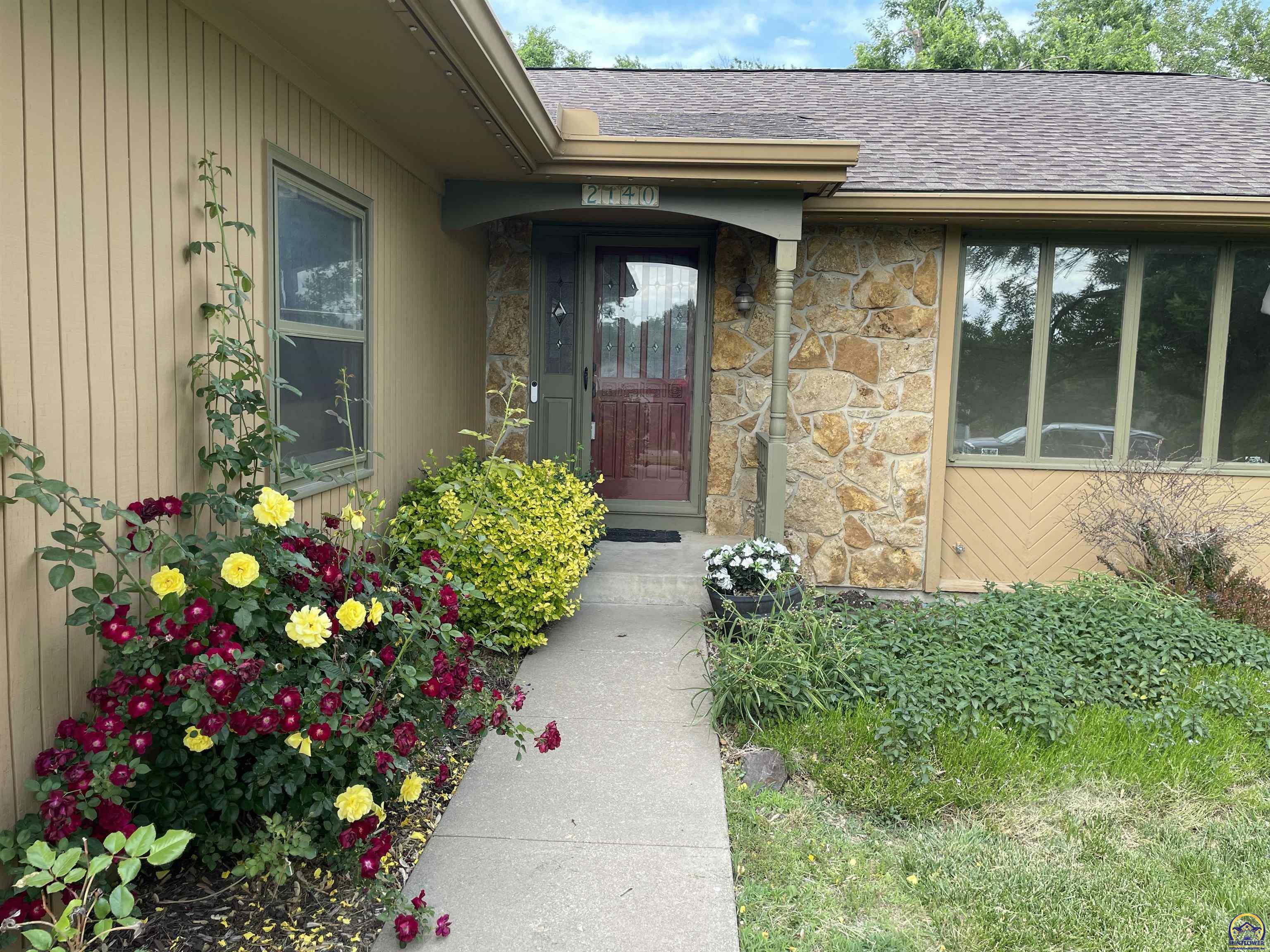 Property Photo:  2140 SW Arvonia Pl  KS 66614 