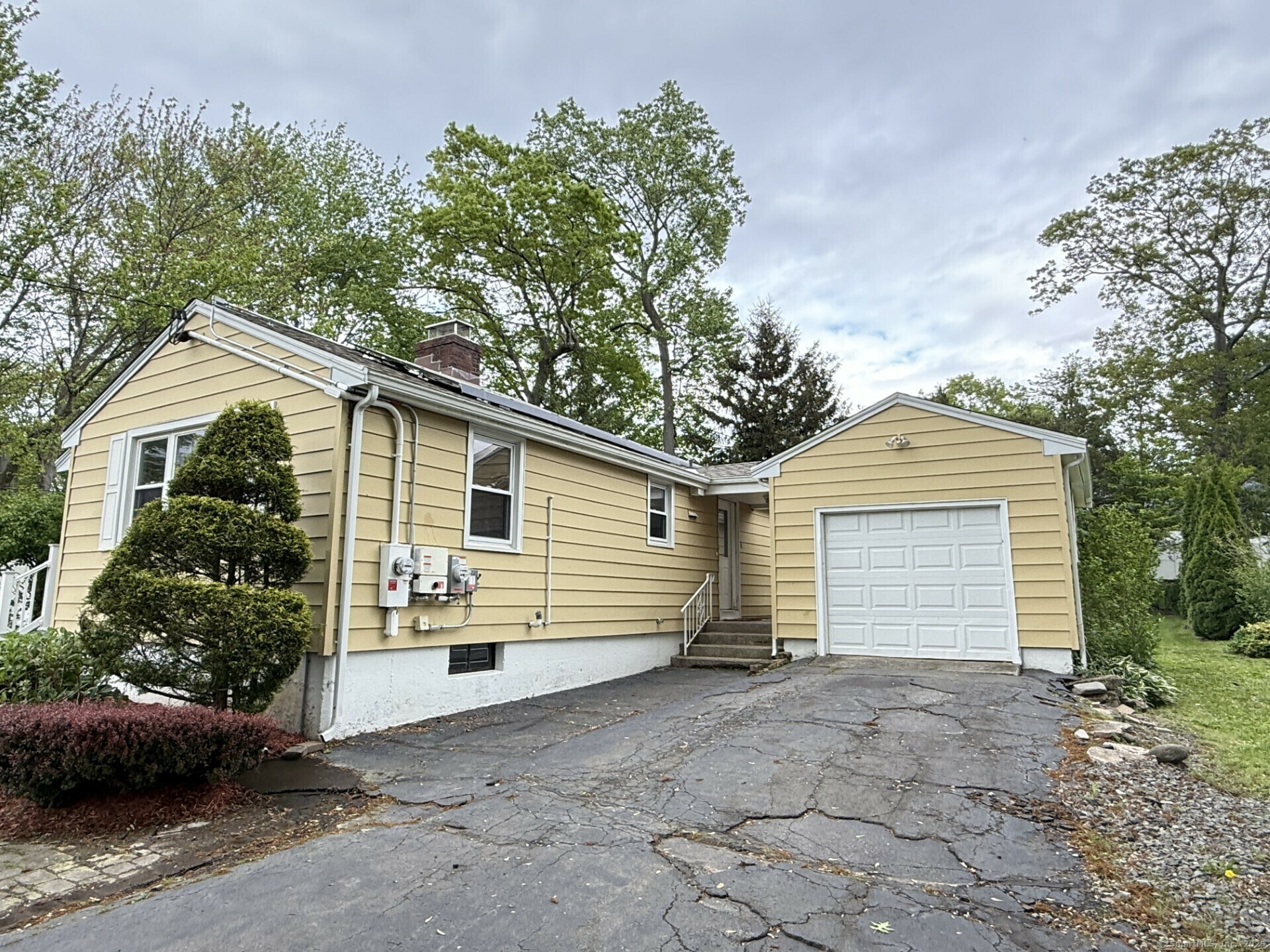Property Photo:  271 Jones Hill Road  CT 06516 