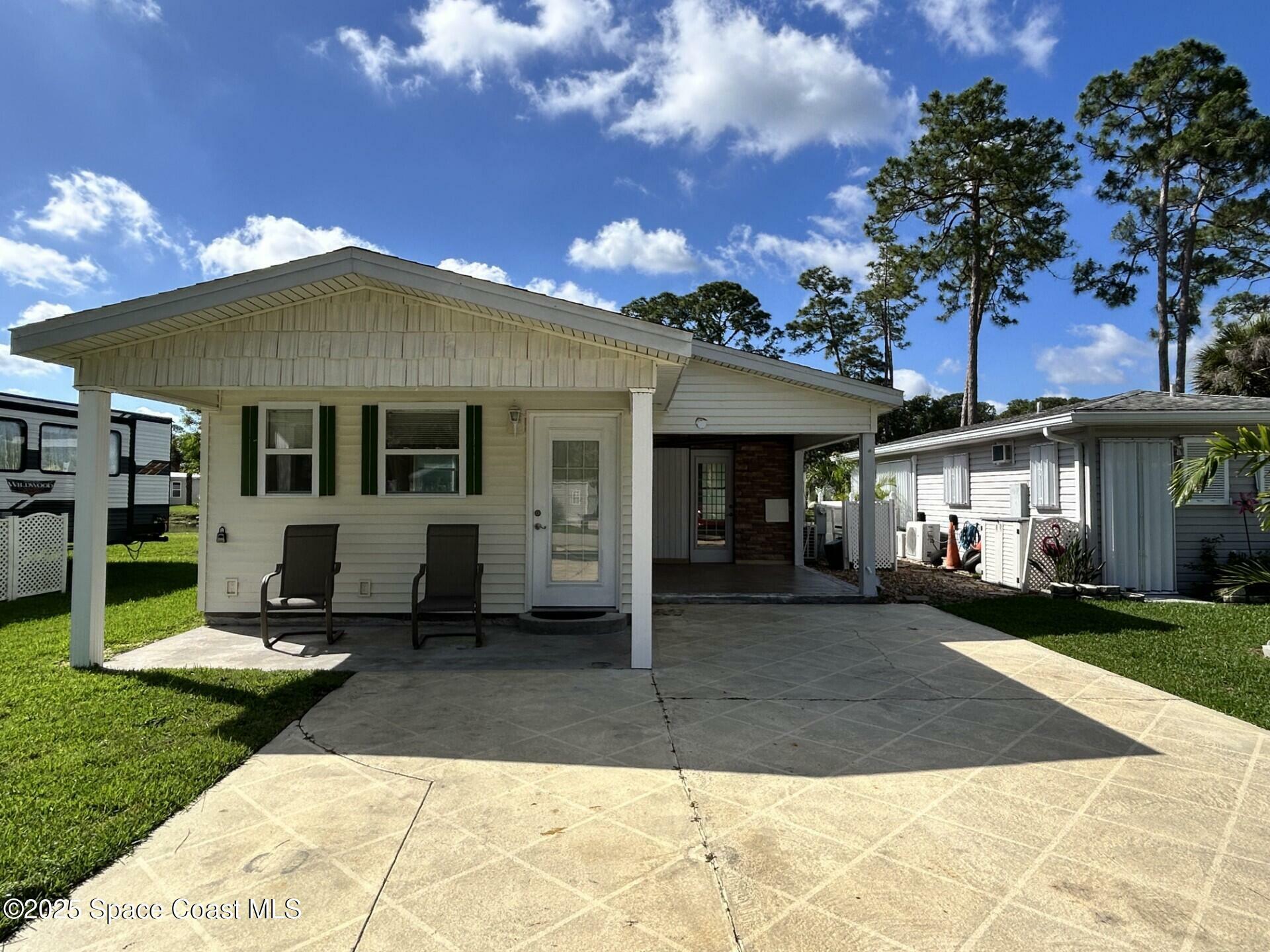 Property Photo: 409 Oak Cove Road FL 32780