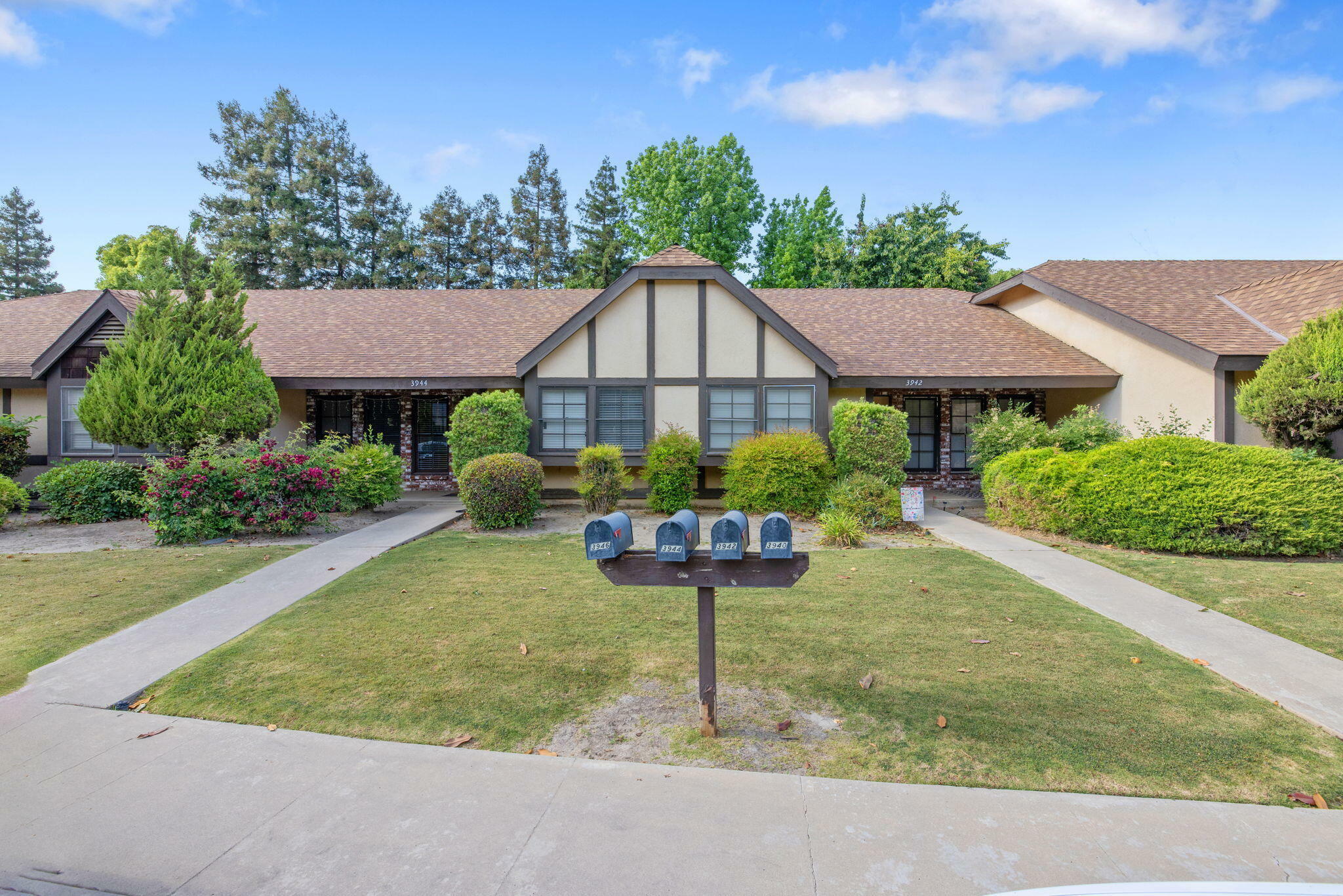 Property Photo:  3940 W Hillsdale Court  CA 93291 