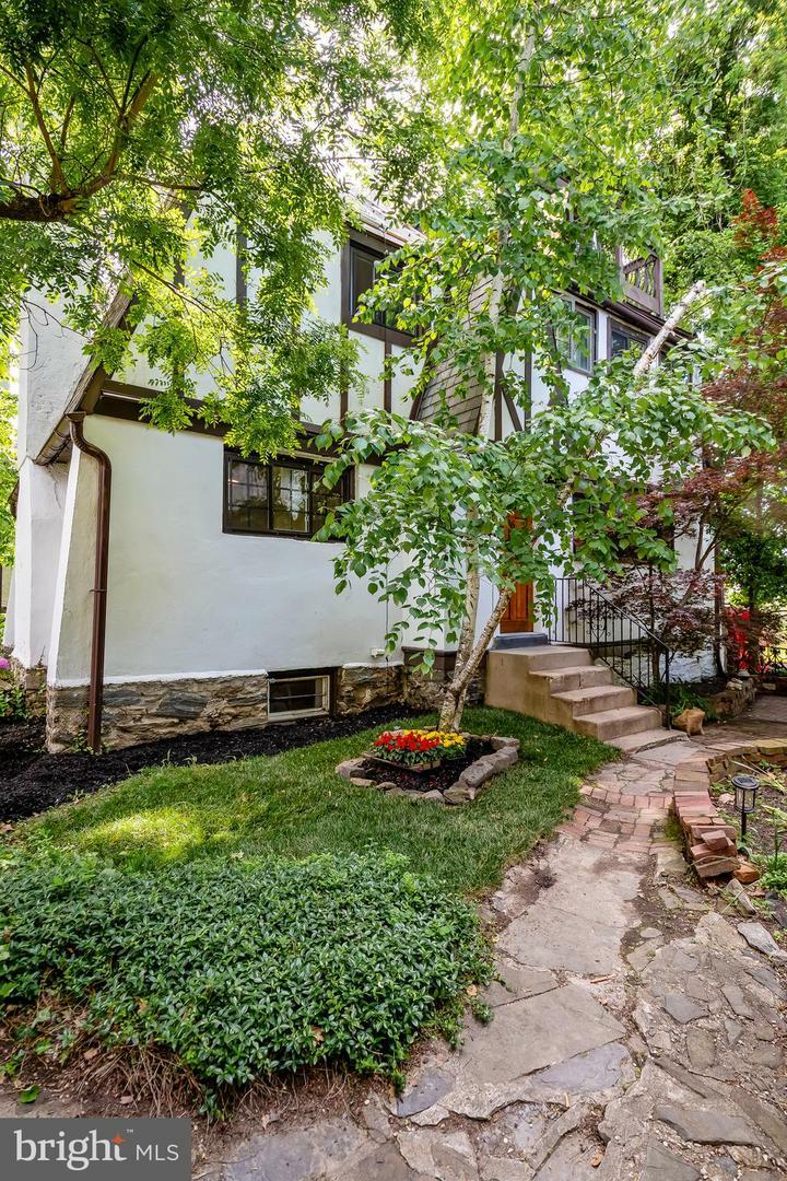 Property Photo: 6 Balwyn Place PA 19004