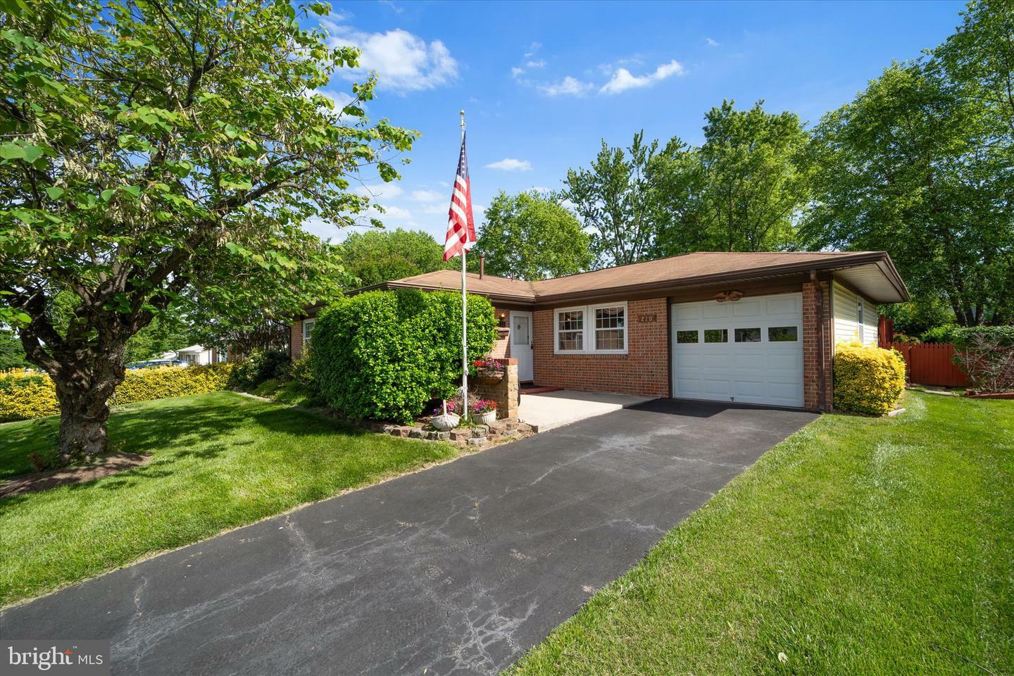Property Photo: 210 W Beech Road VA 20164