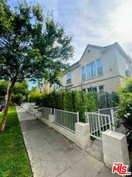 Property Photo: 133 S Crescent Dr CA 90212