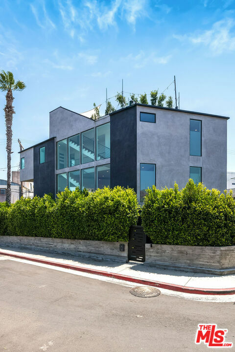 Property Photo: 126 Thornton Pl CA 90291