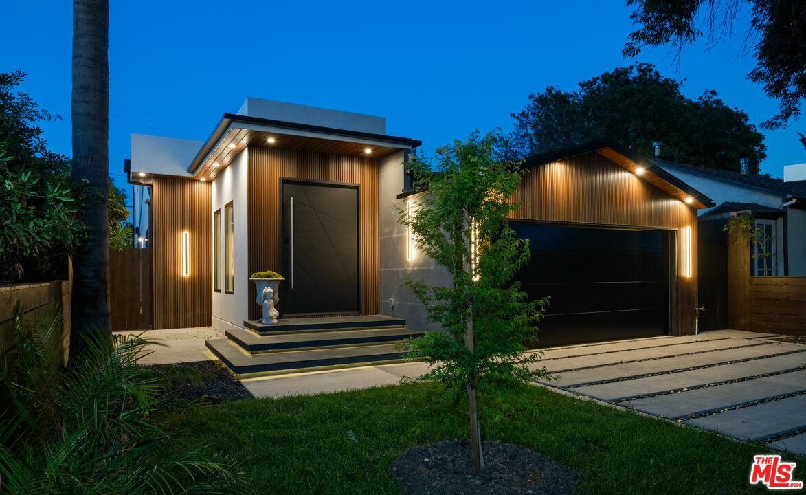 Property Photo: 3524 Maplewood Ave CA 90066