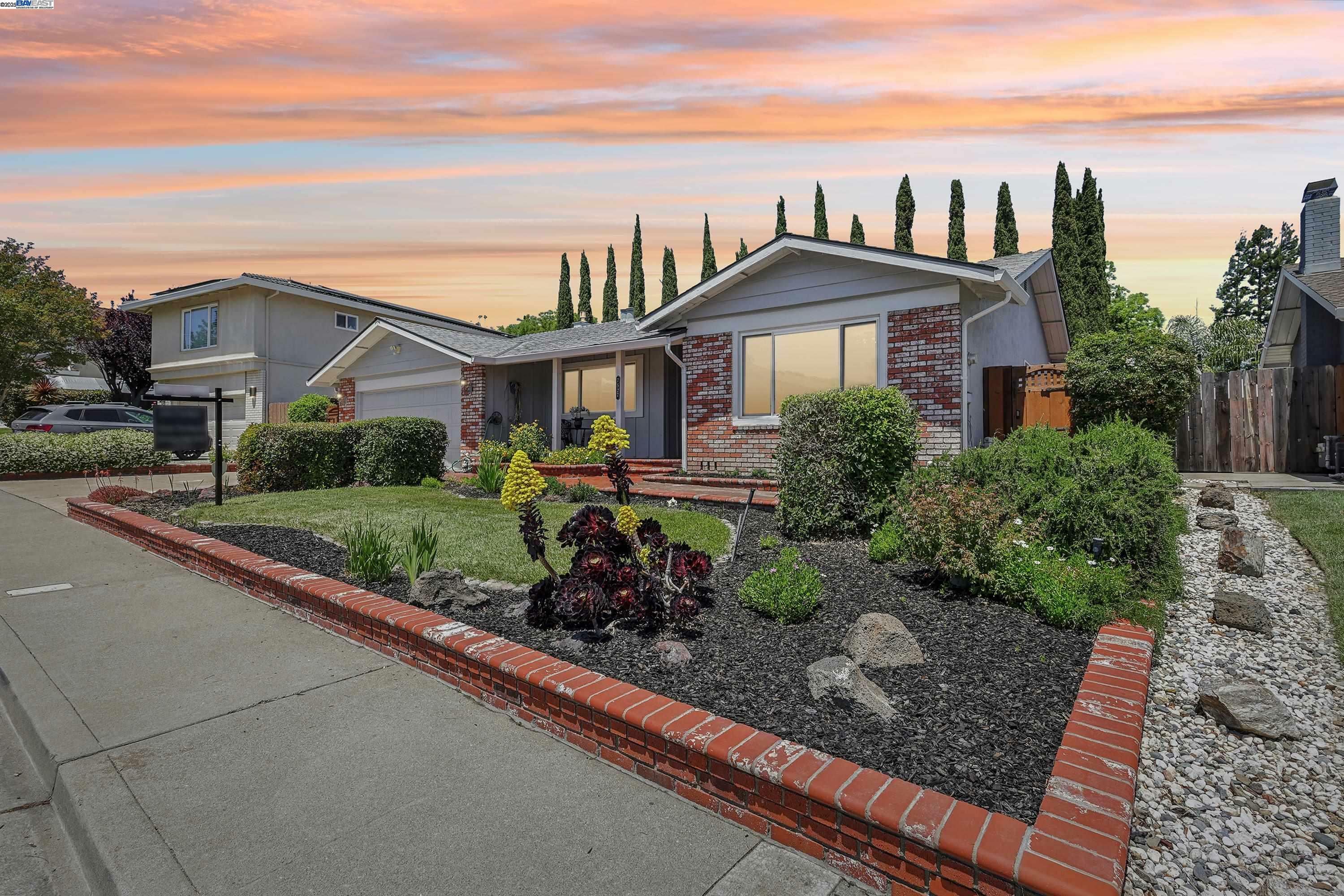 Property Photo: 7527 Hillsdale Dr CA 94588