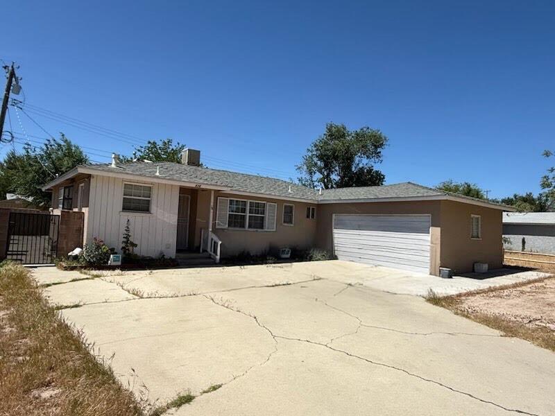 Property Photo: 438 E Avenue R5 CA 93550