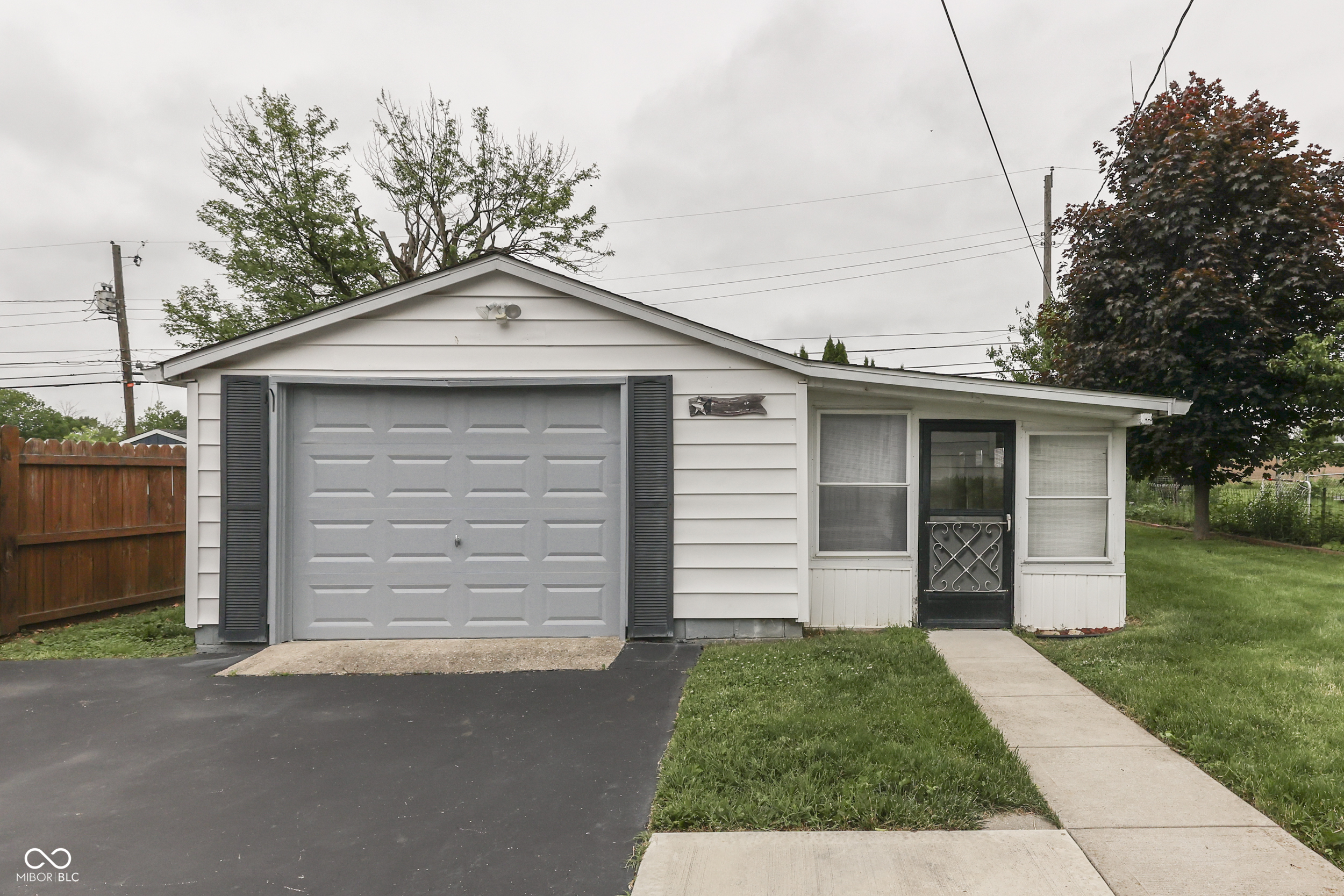 Property Photo: 454 E Broadway Street IN 46143